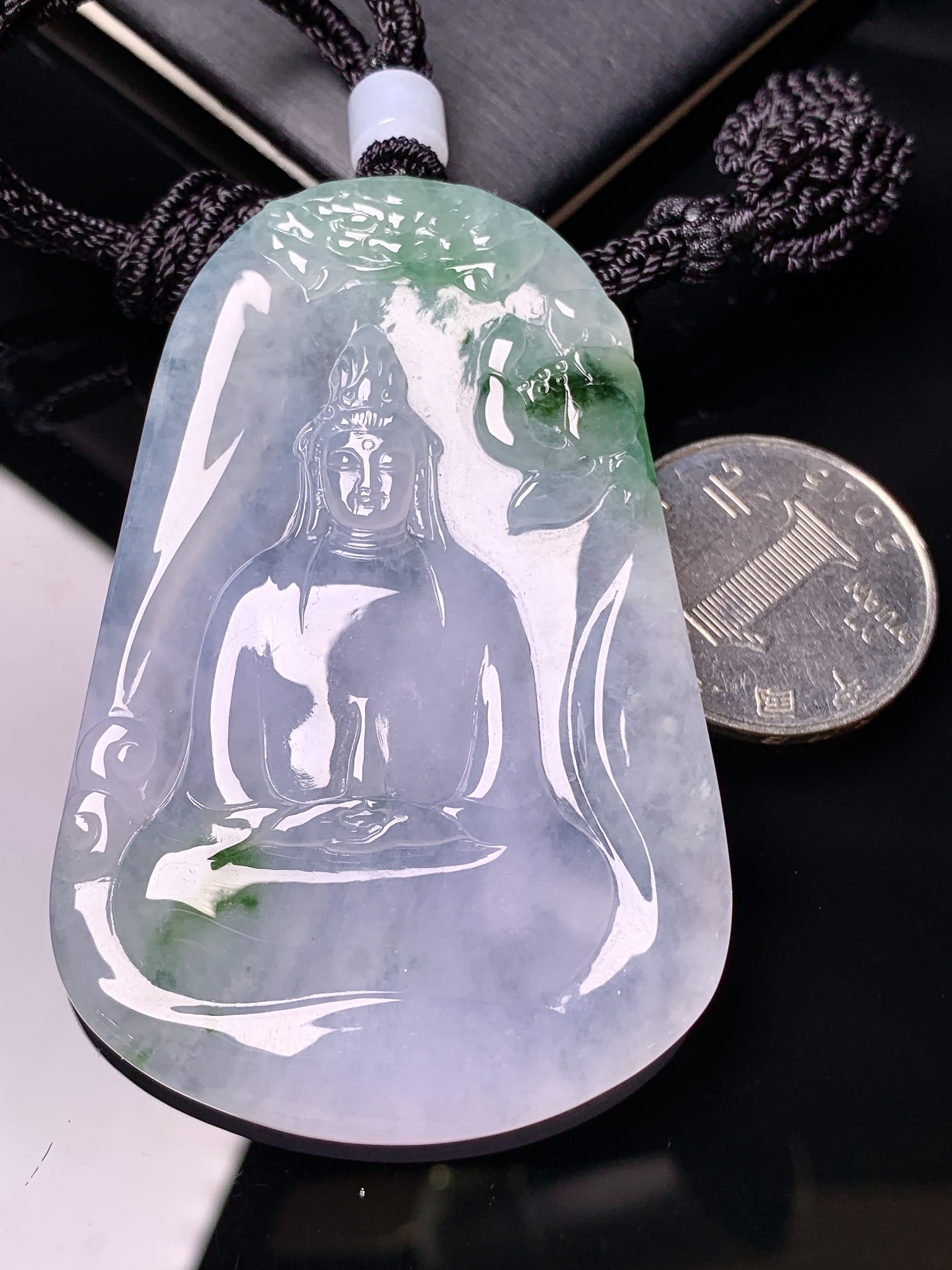 冰种飘绿观音菩萨吊坠 玉质细腻 色泽艳丽清新 水润亮眼 整体尺寸L1