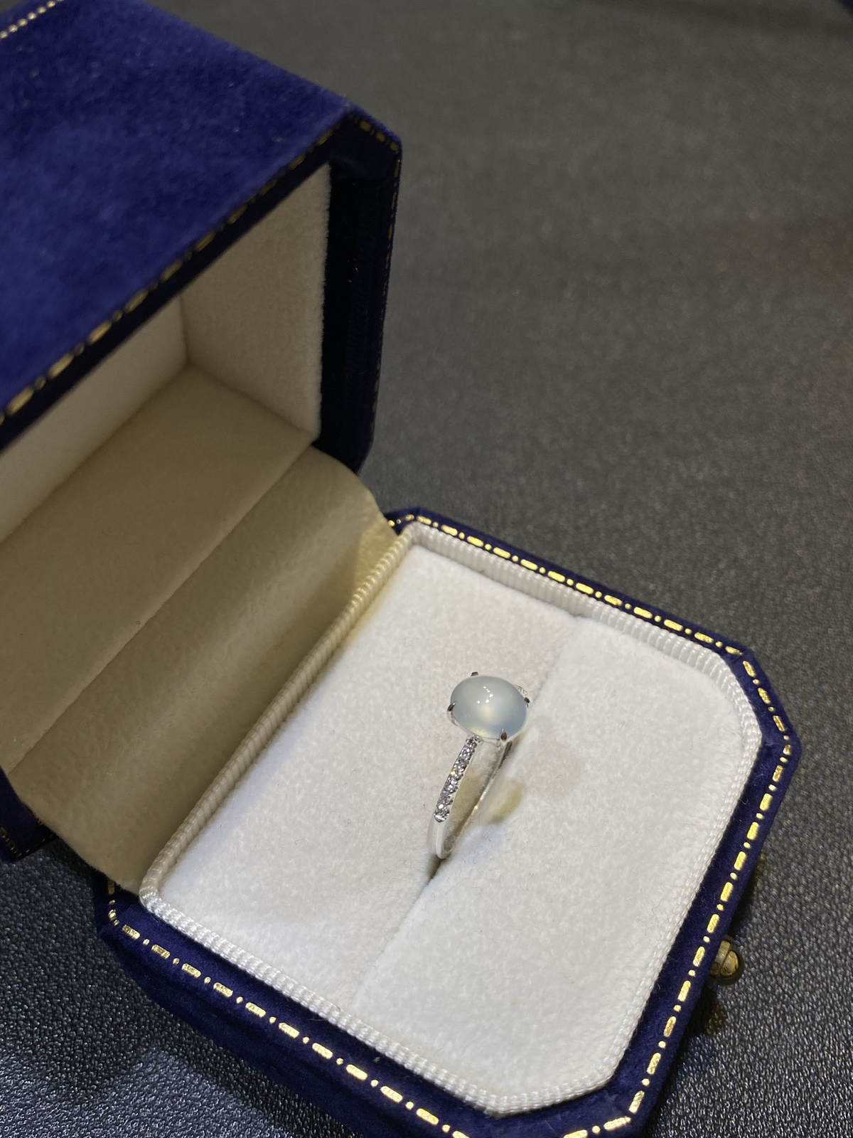 18Ｋ简镶蛋面戒指

裸石7.5/6.7/3.6