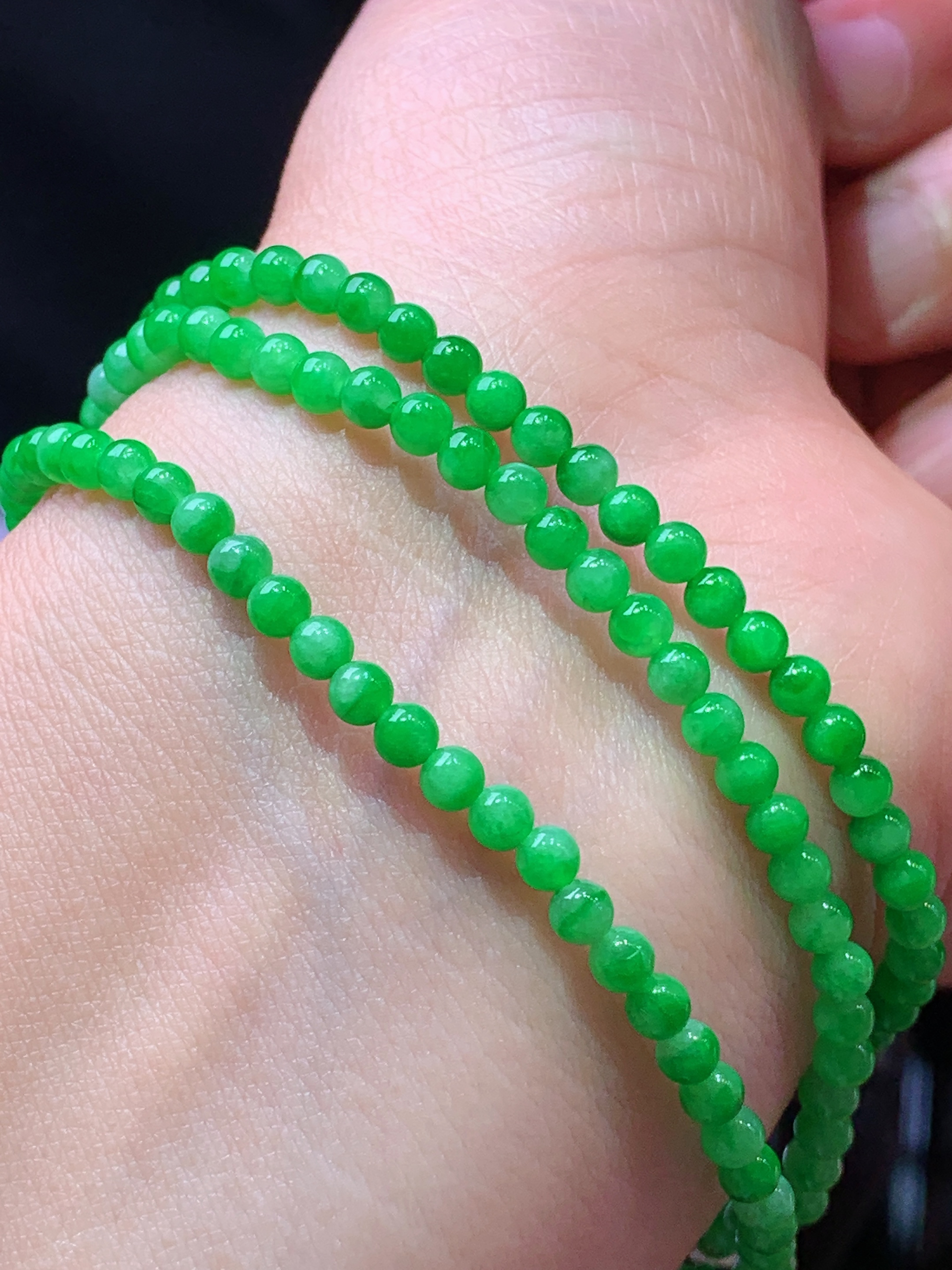 翠绿圆珠项链 玉质细腻 色泽艳丽清新 水润亮眼 整体尺寸3.5 m2
