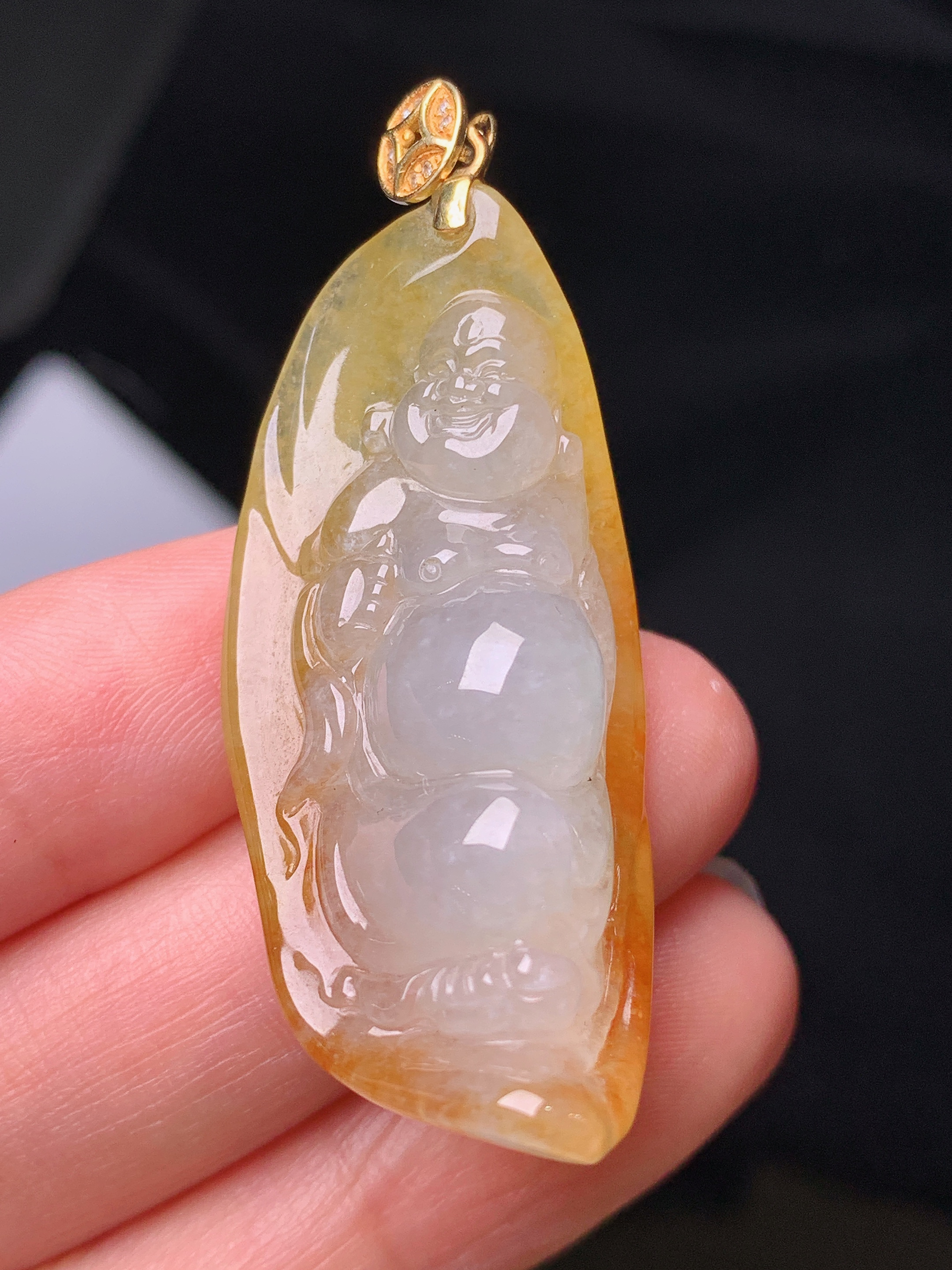 18k金镶嵌飘黄翡佛公吊坠 玉质细腻 色泽艳丽清新 水润亮眼 整体尺寸48.3*19*14L1