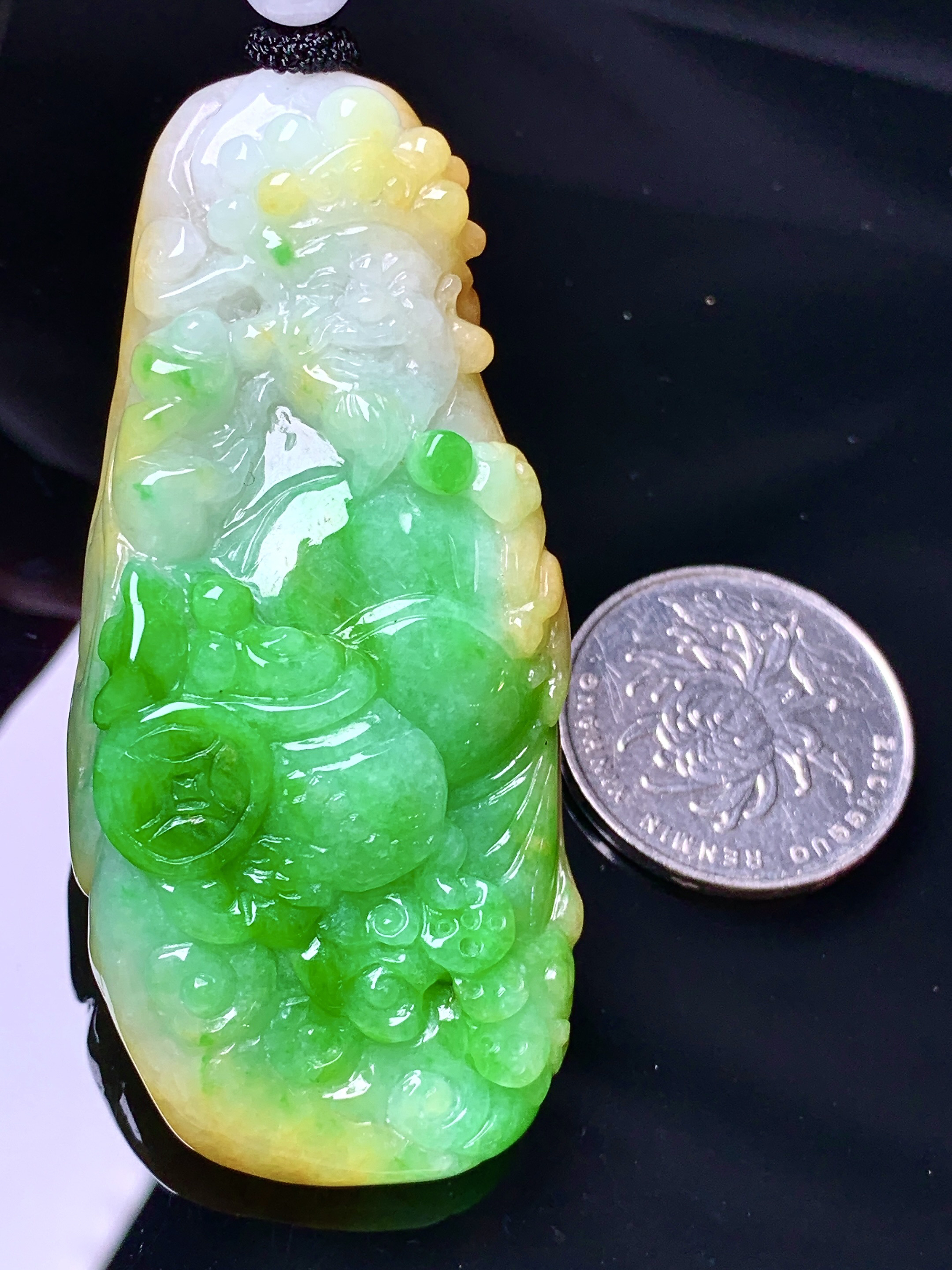 飘黄绿佛财神吊坠 玉质细腻 色泽艳丽清新 水润亮眼 整体尺寸66.5*30.2*14.2w1