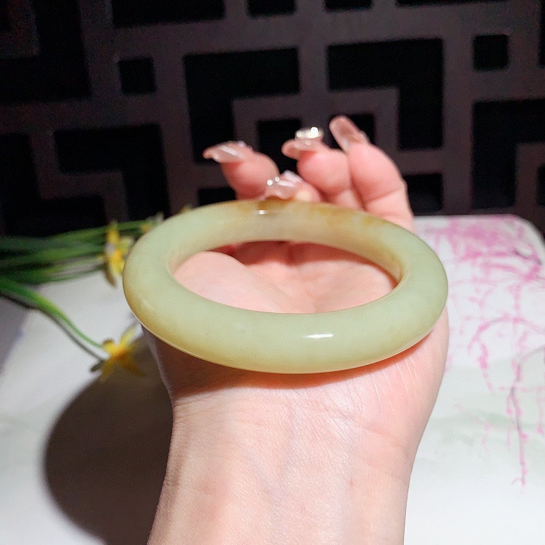 和田玉58圈且末糖手镯玉质细腻油润 底色纯净 无裂无棉 脂粉好，品质高。