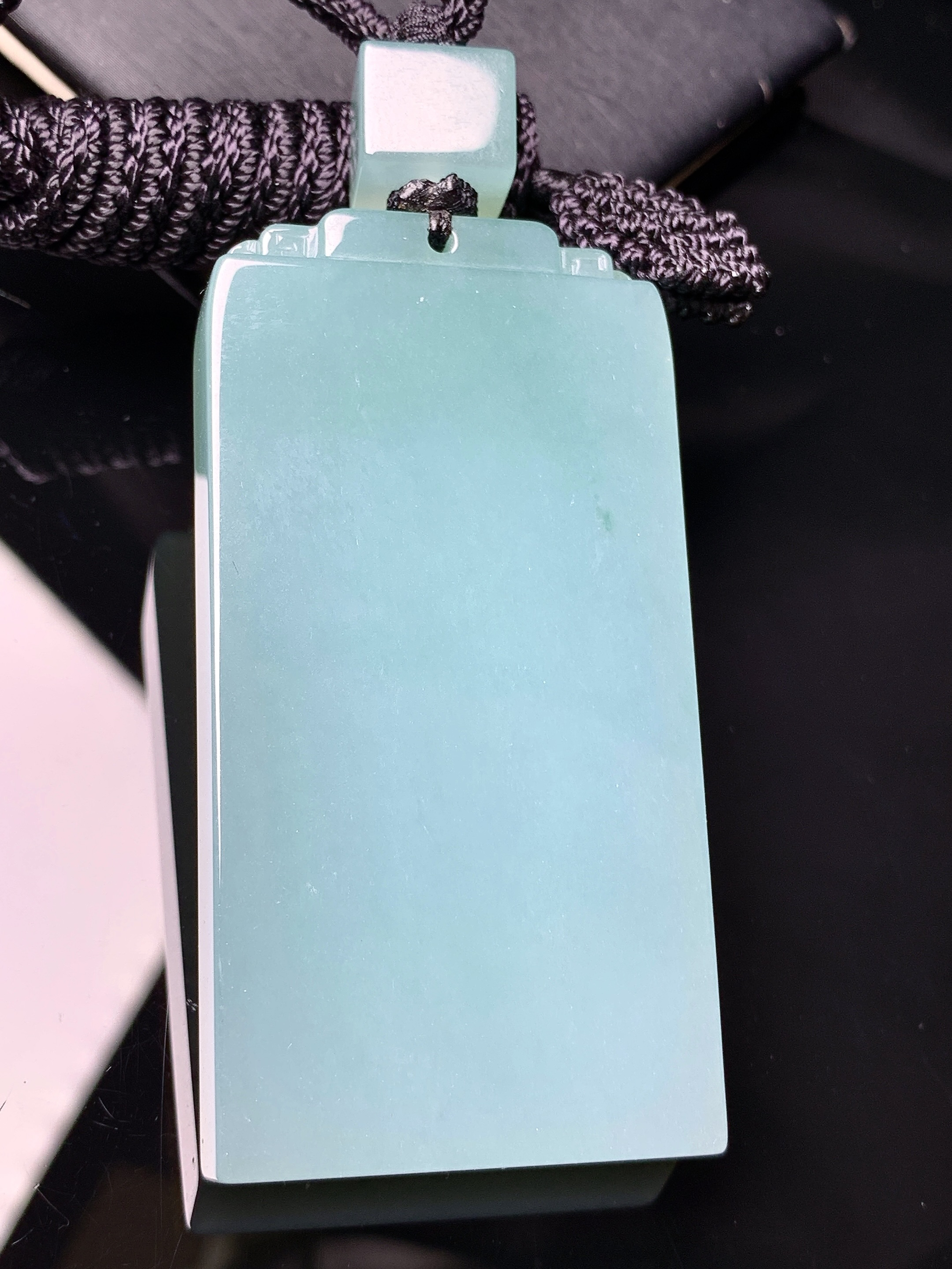 天蓝色无事牌吊坠 玉质细腻 色泽艳丽清新 水润亮眼 整体尺寸61.8*31.6*8.2L1