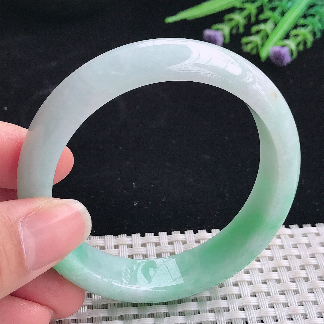 实拍A货翡翠57/14.6/8.2老坑精美温润飘阳绿手镯翡翠宽边玉镯平安镯美人镯