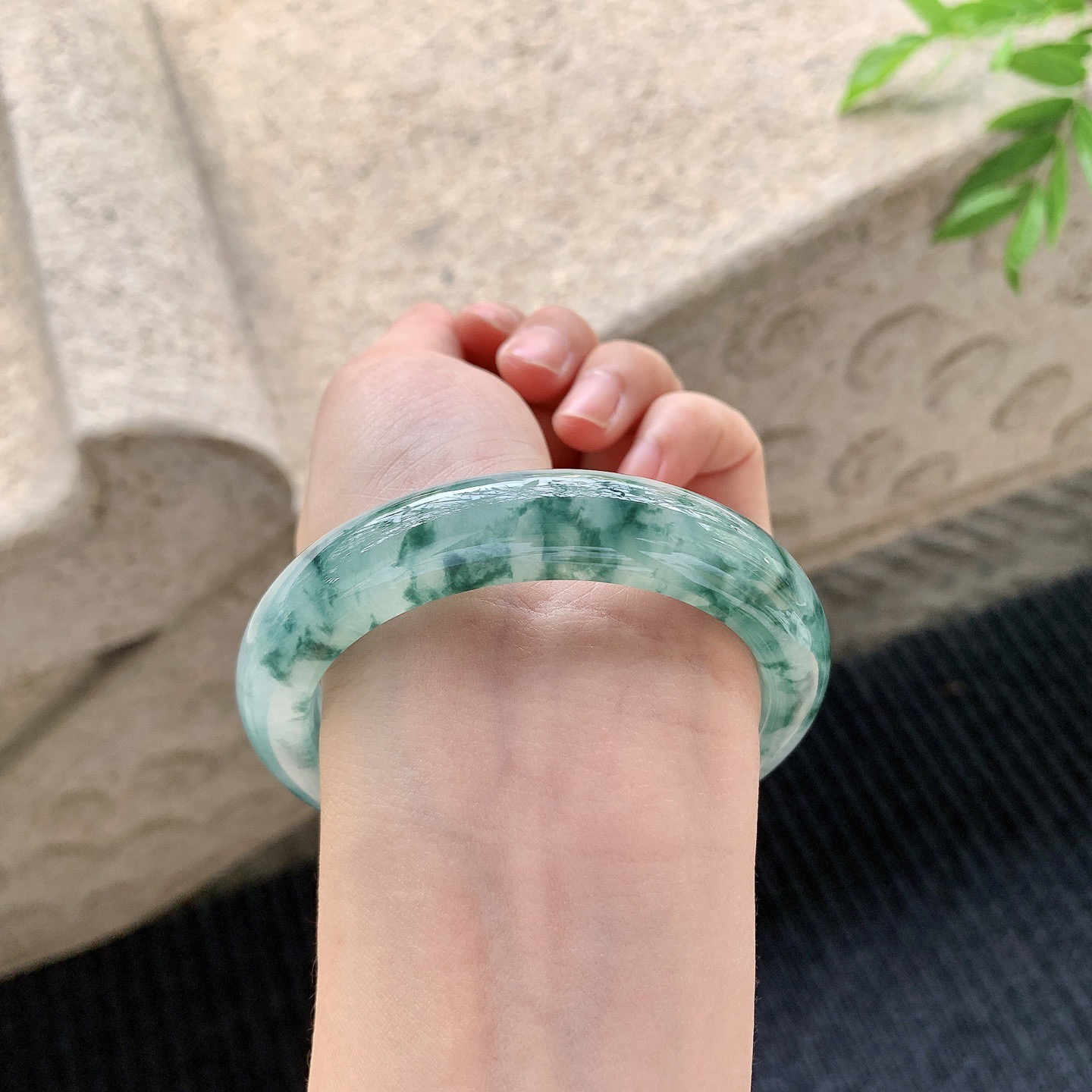 正圈56 57
【圈口】57/12/9.2
【描述】冰糯飘花，水润，种老，细腻，无纹裂！