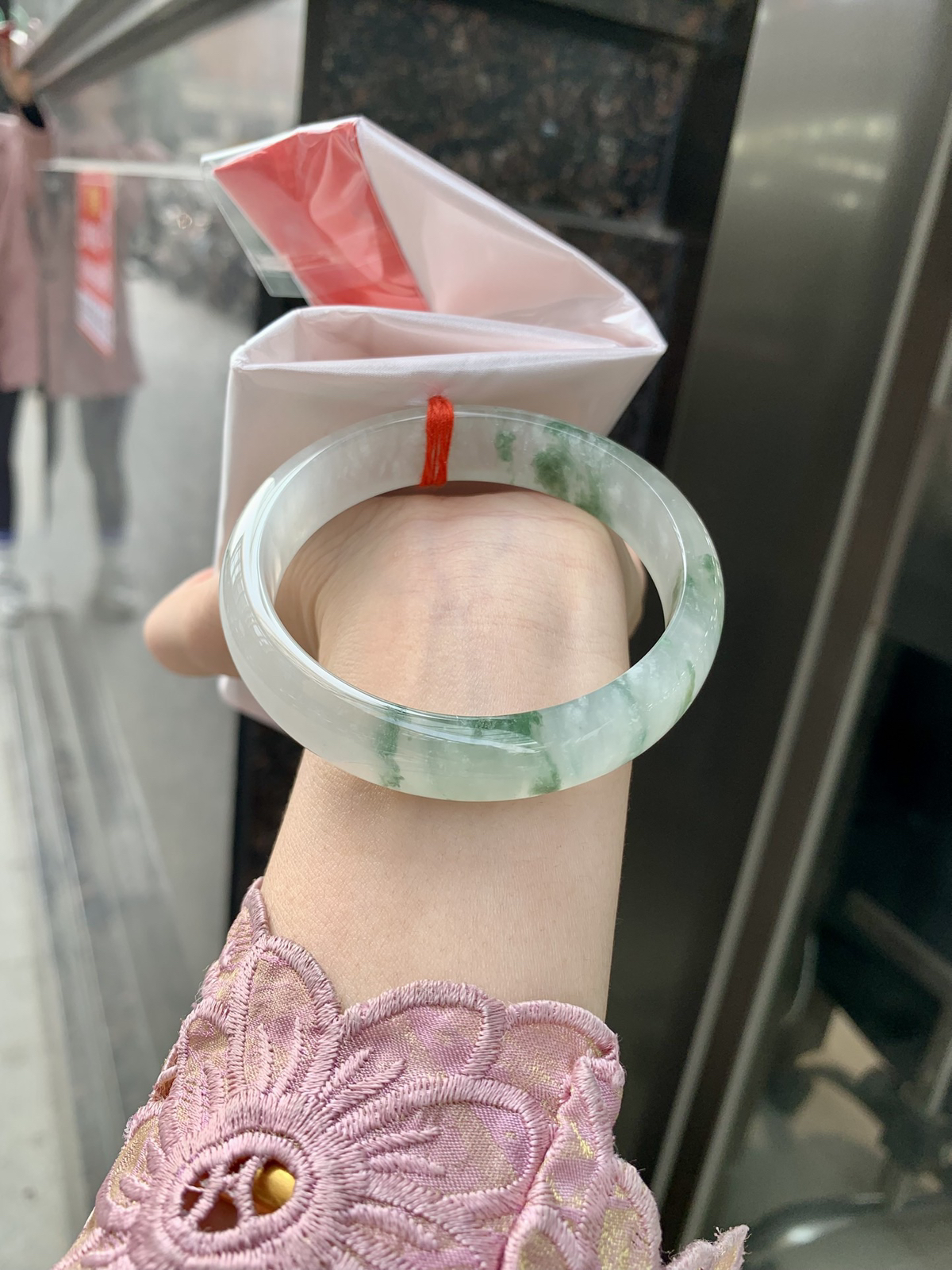 冰飘花正圈
底妆水润细腻，冰底中开出了朵朵兰花，飘花灵动飘逸，勾勒出一幅唯美诗意的山水意境画，古典优雅又秀气。