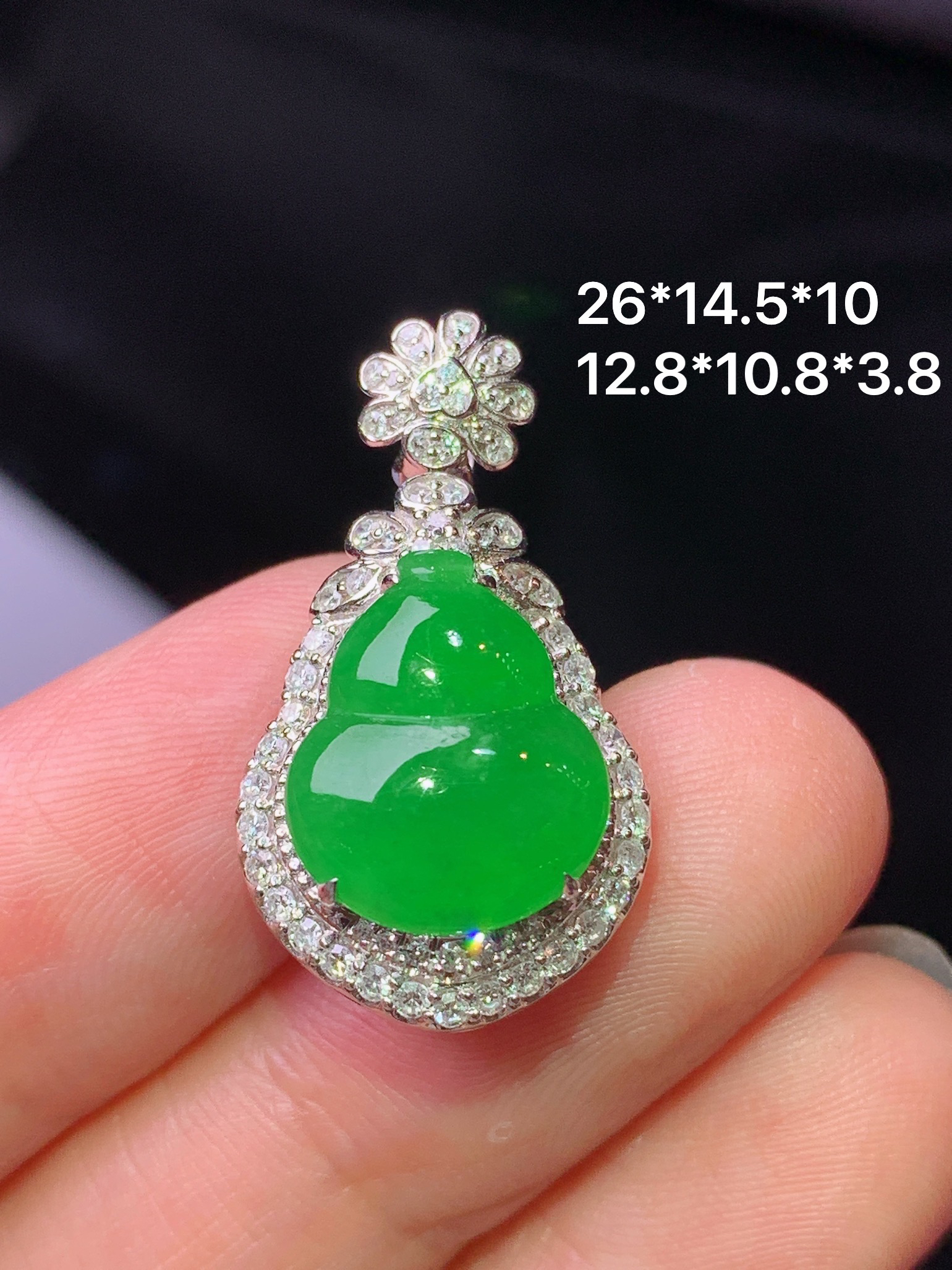 18k金钻镶嵌满绿葫芦吊坠 玉质细腻 色泽艳丽清新 水润亮眼 整体尺寸26*14.5*10h1