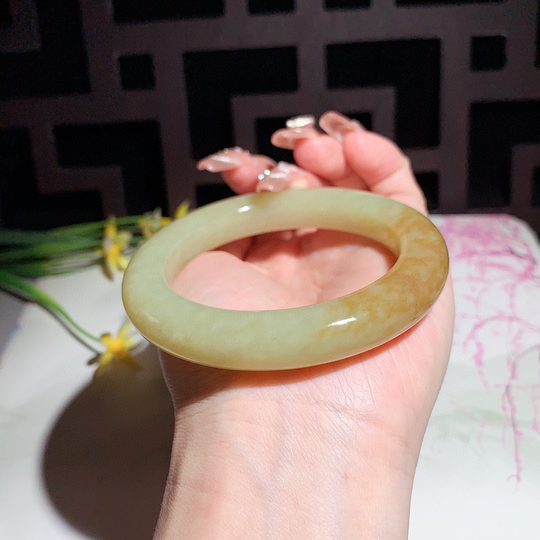 和田玉58圈且末糖手镯玉质细腻油润 底色纯净 无裂无棉 脂粉好，品质高。