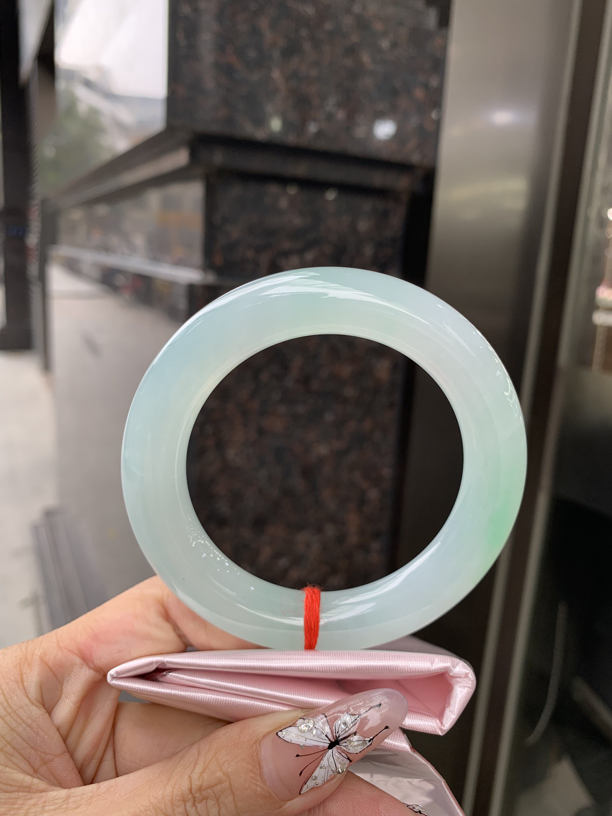 冰晴绿圆条
底妆冰润细腻，满圈淡雅晴绿，一抹绿花点缀，像初春嫩芽落入清泉，均匀柔和，抬眼就是一片宁静