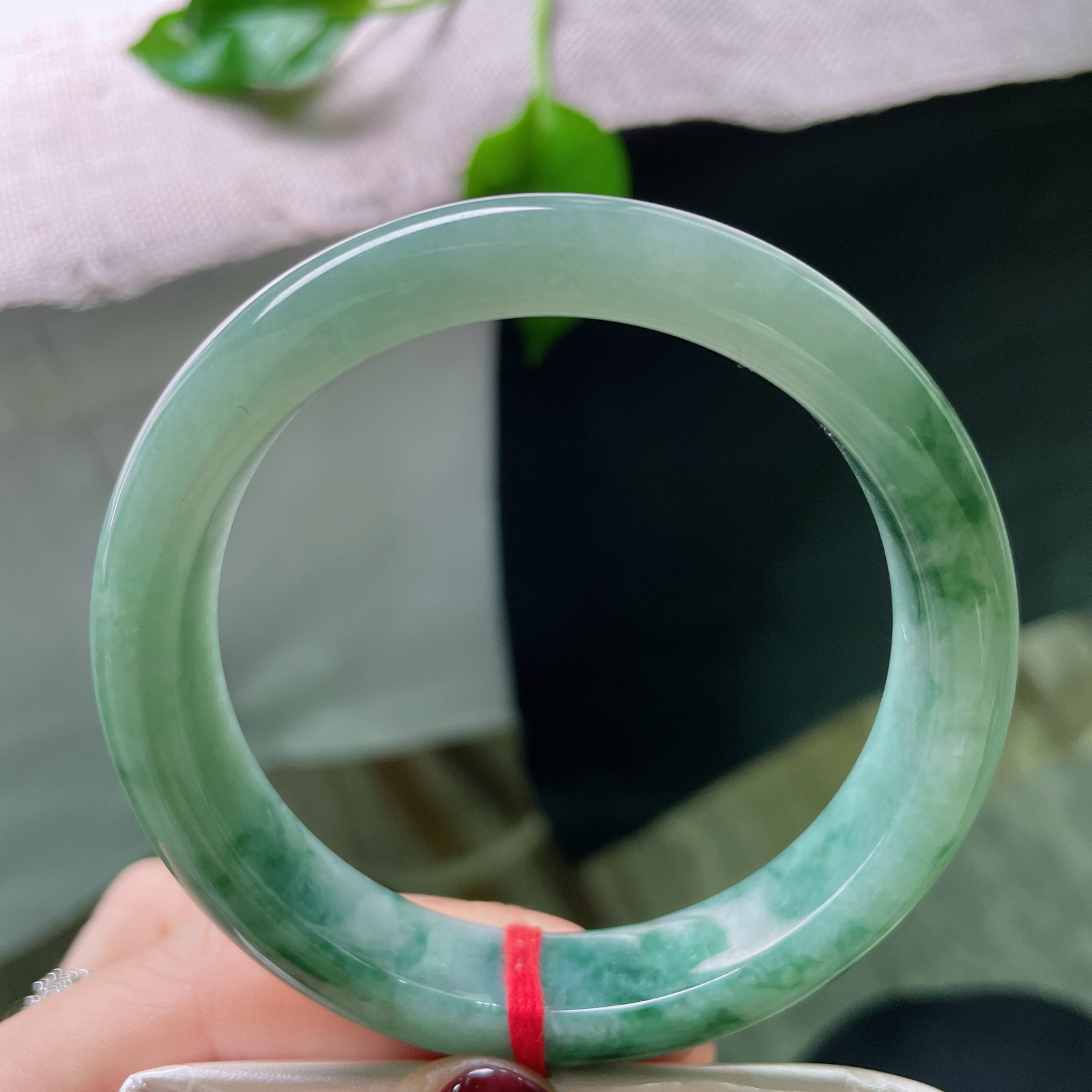 57.2/12.7/7.9，飘花正圈，水润，把江南的烟雨和远山都戴在了手上..