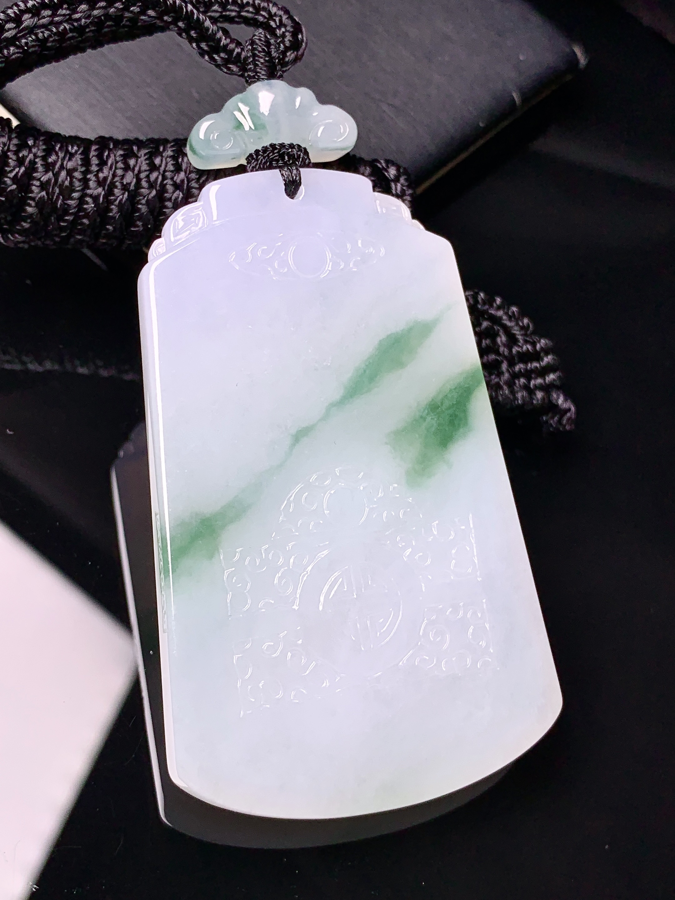 飘绿无事牌吊坠 玉质细腻 色泽艳丽清新 水润亮眼 整体尺寸57.6*35.2*5.5L1