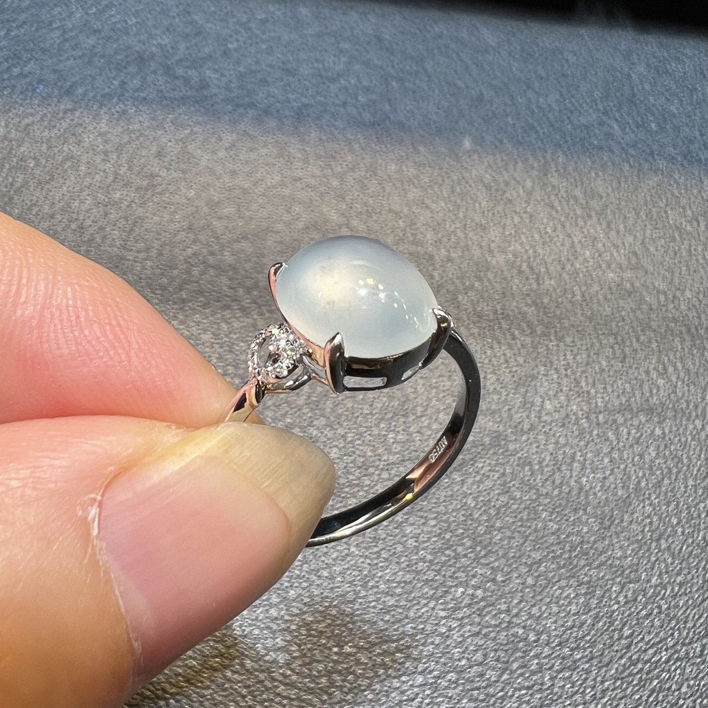 ️18k金钻石镶嵌冰种起光白冰蛋面戒指天然缅甸翡翠A货