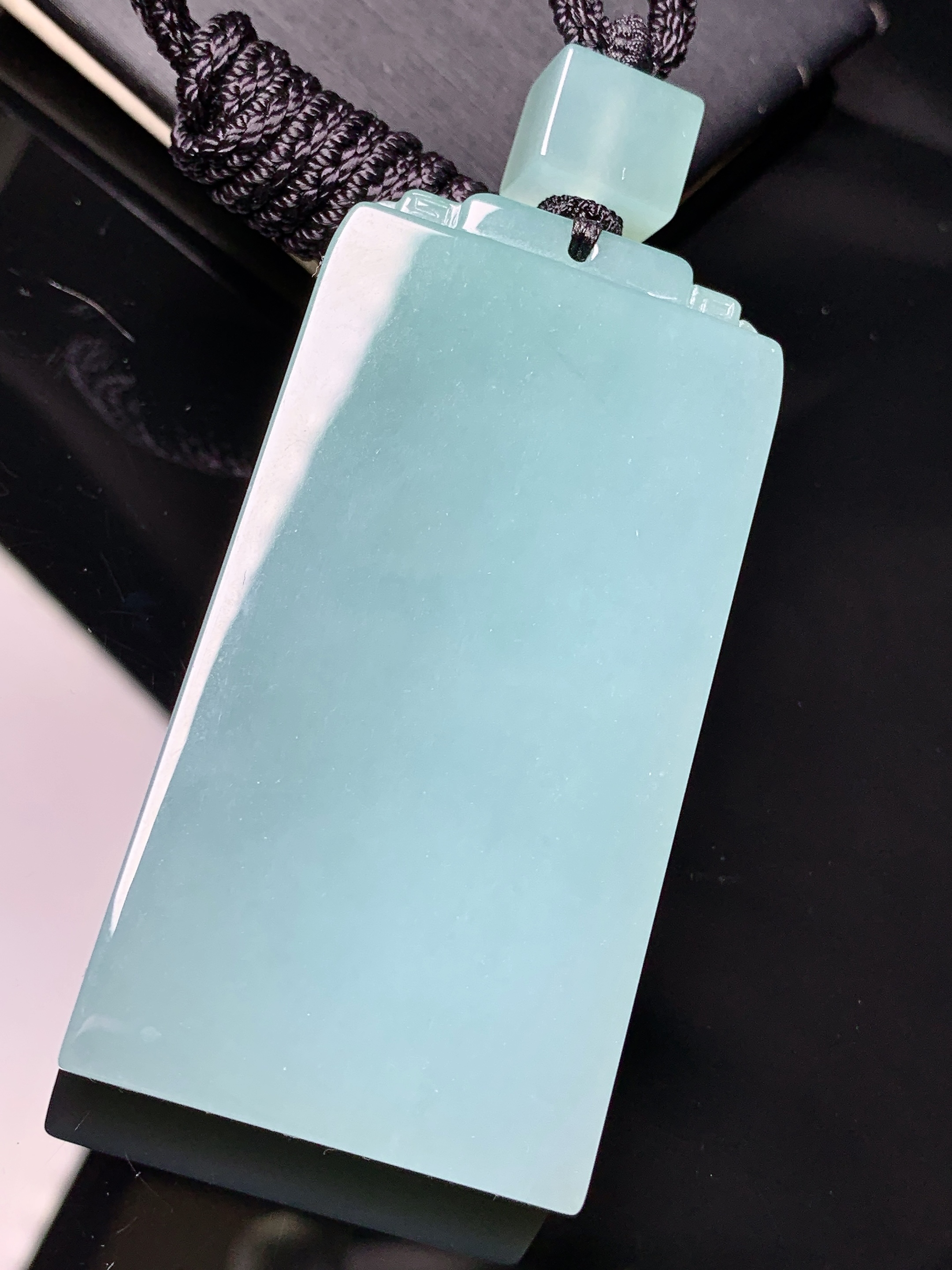 天蓝色无事牌吊坠 玉质细腻 色泽艳丽清新 水润亮眼 整体尺寸61.8*31.6*8.2L1