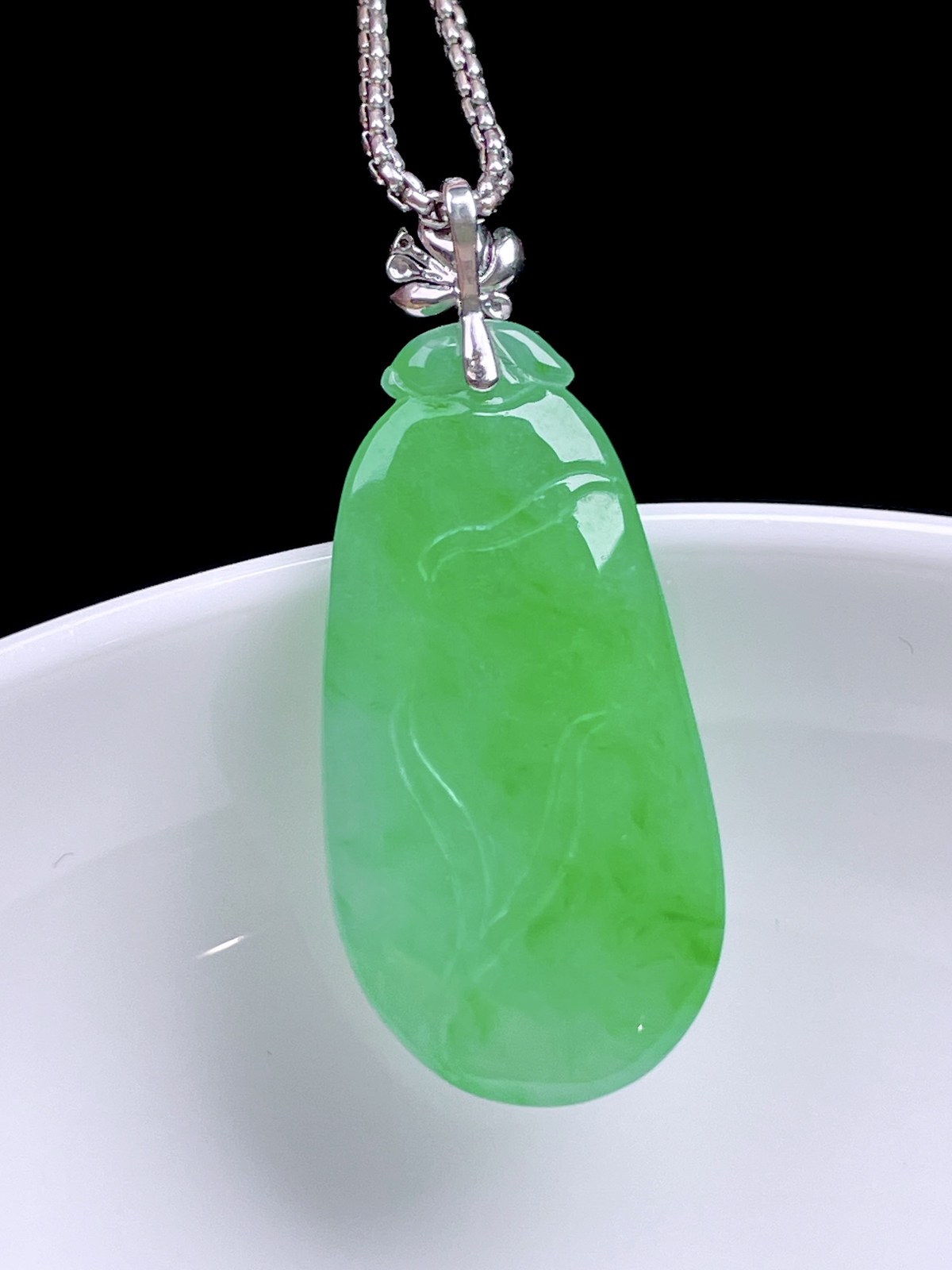 ️ 冰阳绿福瓜 
色泽浓郁，种老水润，18k金镶嵌
整体：33.6
裸石：28/14/4.7