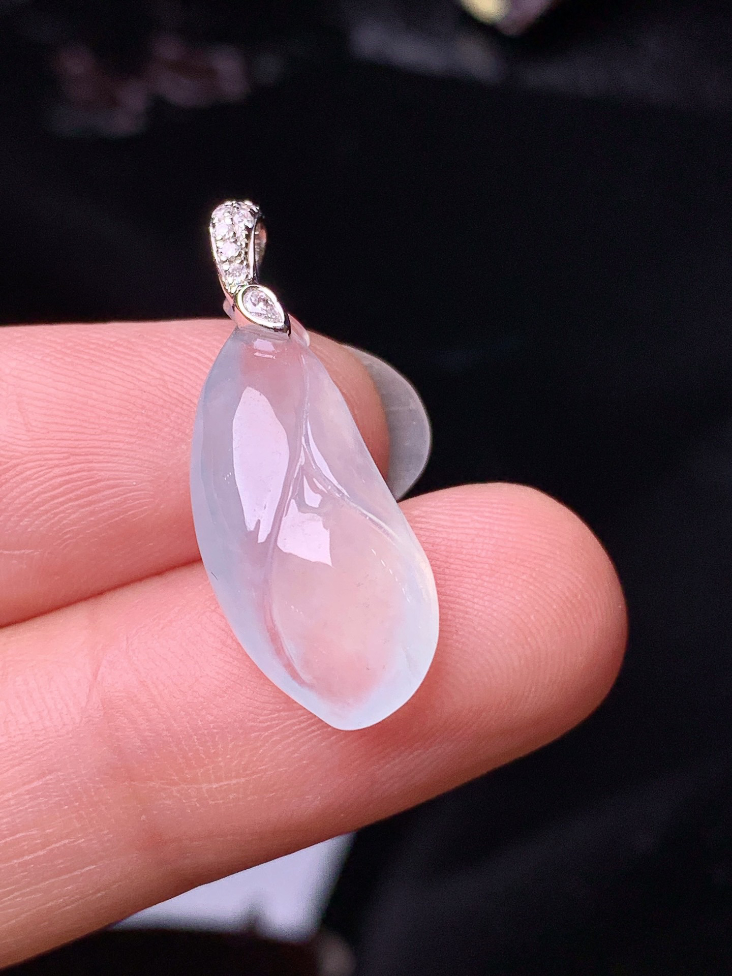 18k金钻镶嵌冰种花蕾吊坠 玉质细腻 色泽清新艳丽 整体尺寸25.5*9.2*5.7z1