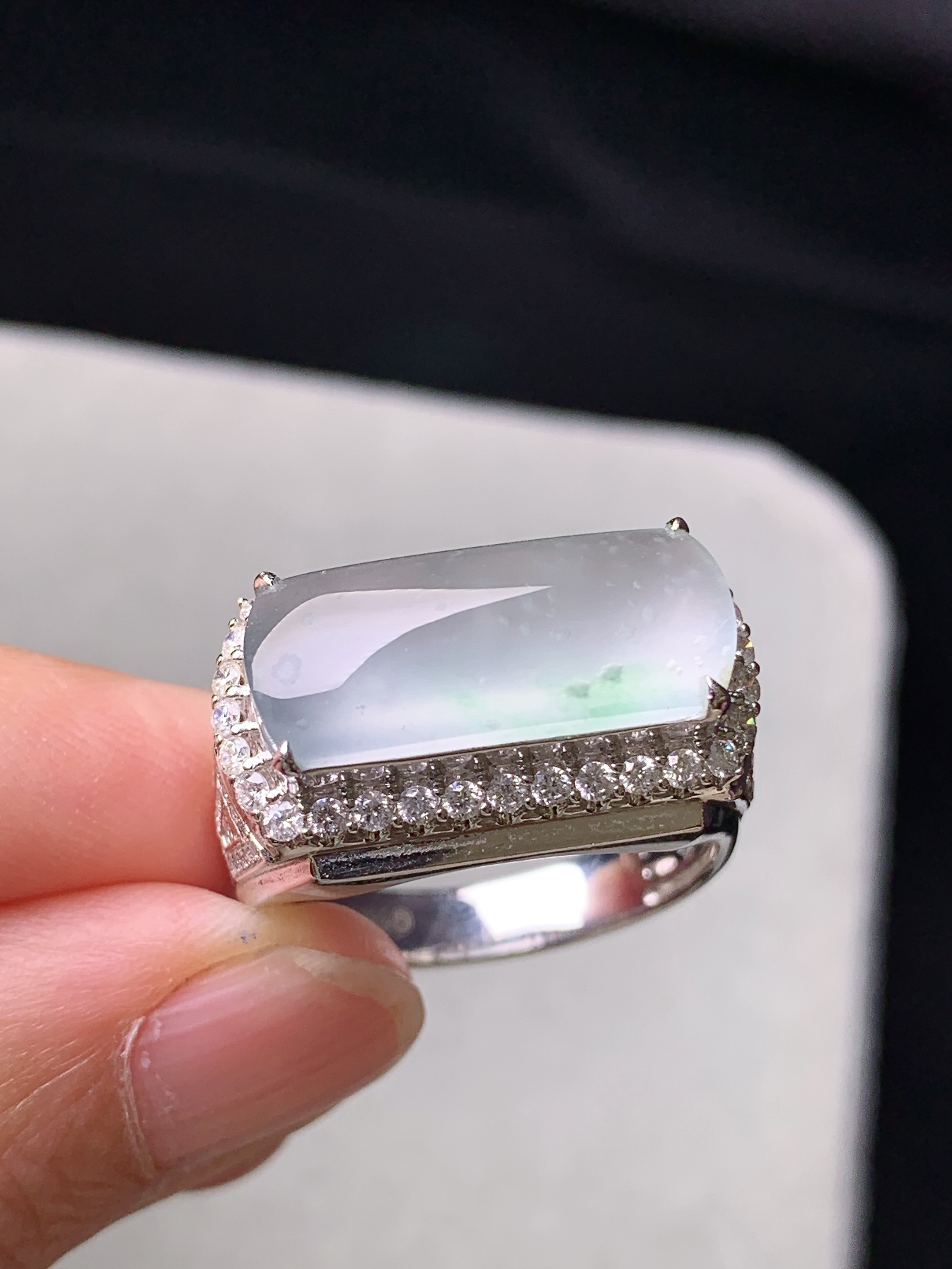 18k金钻镶嵌冰种玉柱戒指 玉质细腻 色泽艳丽清新 水润亮眼 圈口20.5 整体尺寸18.5*8.2*3.5k1