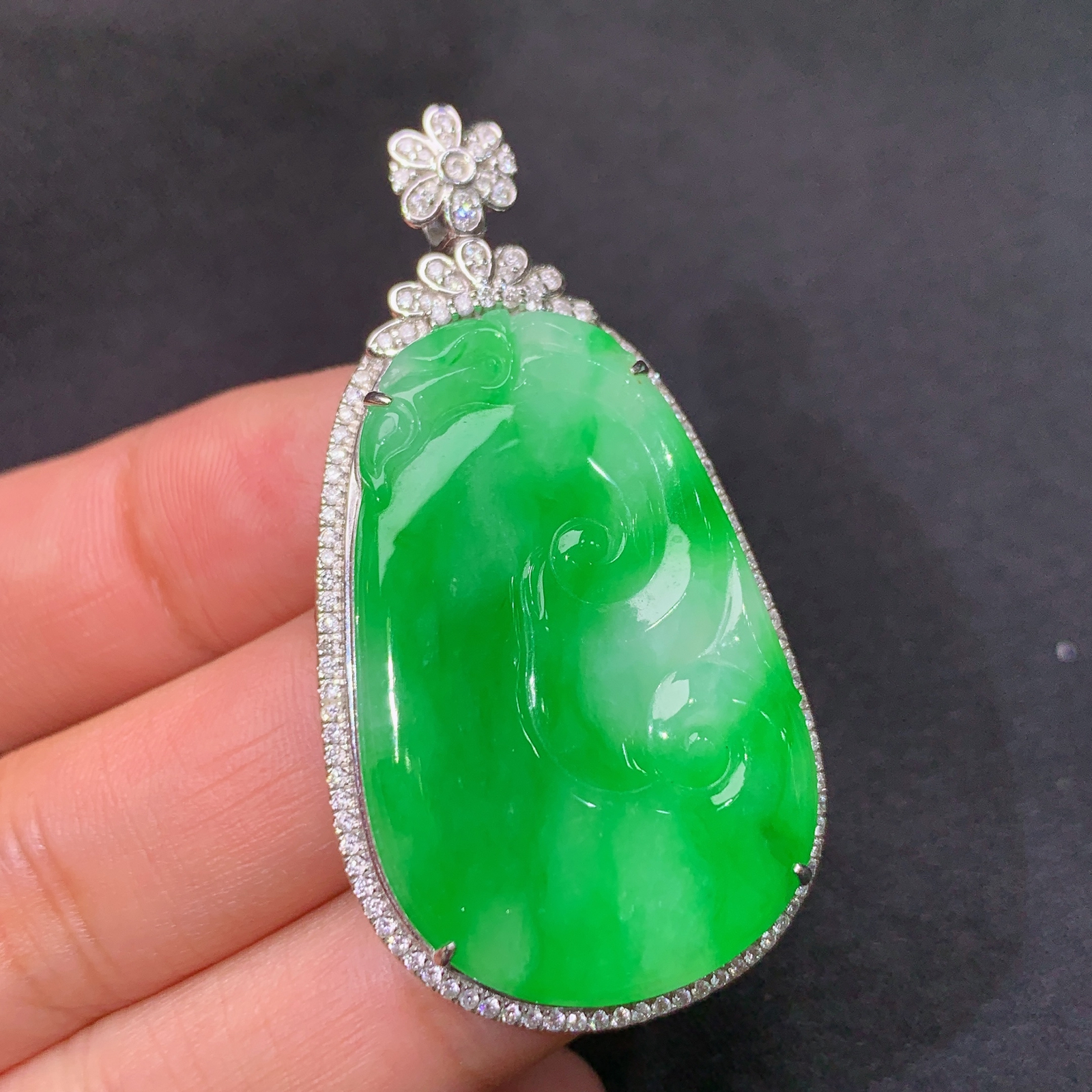 阳绿如意吊坠，18k金镶嵌，冰润色阳，玉质细腻，种水足，Nn 尺寸49.9*26.5*8