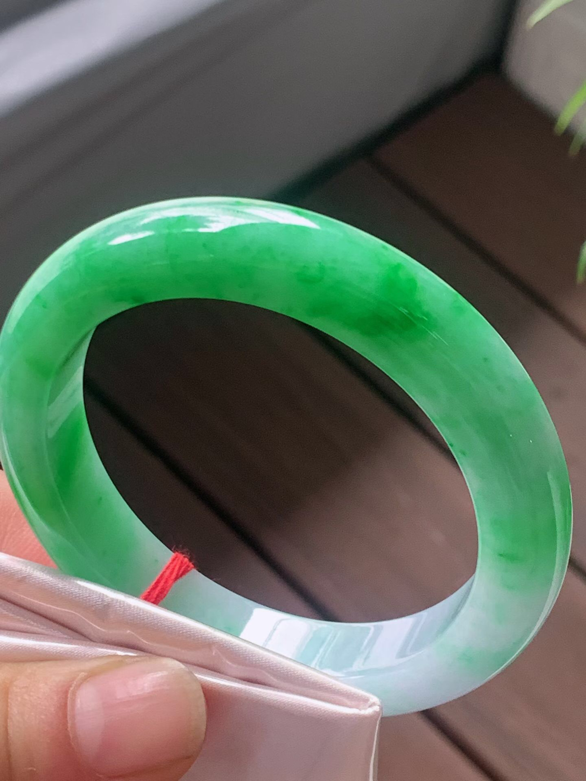 【翡翠名称】老坑种飘阳绿54.3正圈口手镯
【翡翠尺寸】54.3/11.4/9.2mm适合53-55.5正圈口佩戴
【翡翠描述】宝贝种老水足，玉质细腻，色泽靓丽，性价比高，佩戴效果好！
【其它赠送】权威证书/精美挂绳盒子/支持全国复检