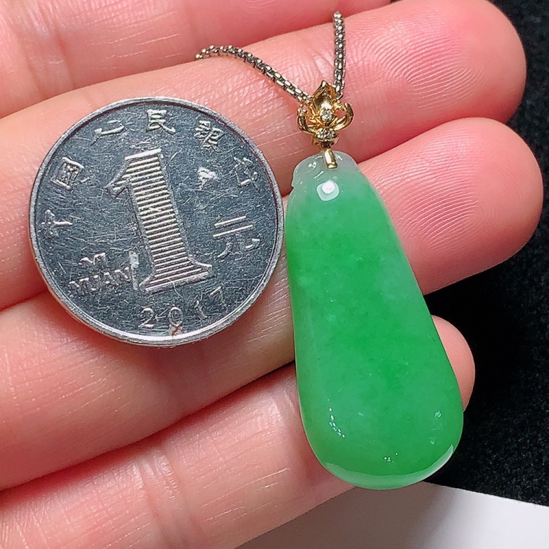 ️18k金镶嵌冰种阳绿福瓜，种老水头好，清爽漂亮，饱满完美，整体：40.4mm裸石：33.3/16.1/6.6mm