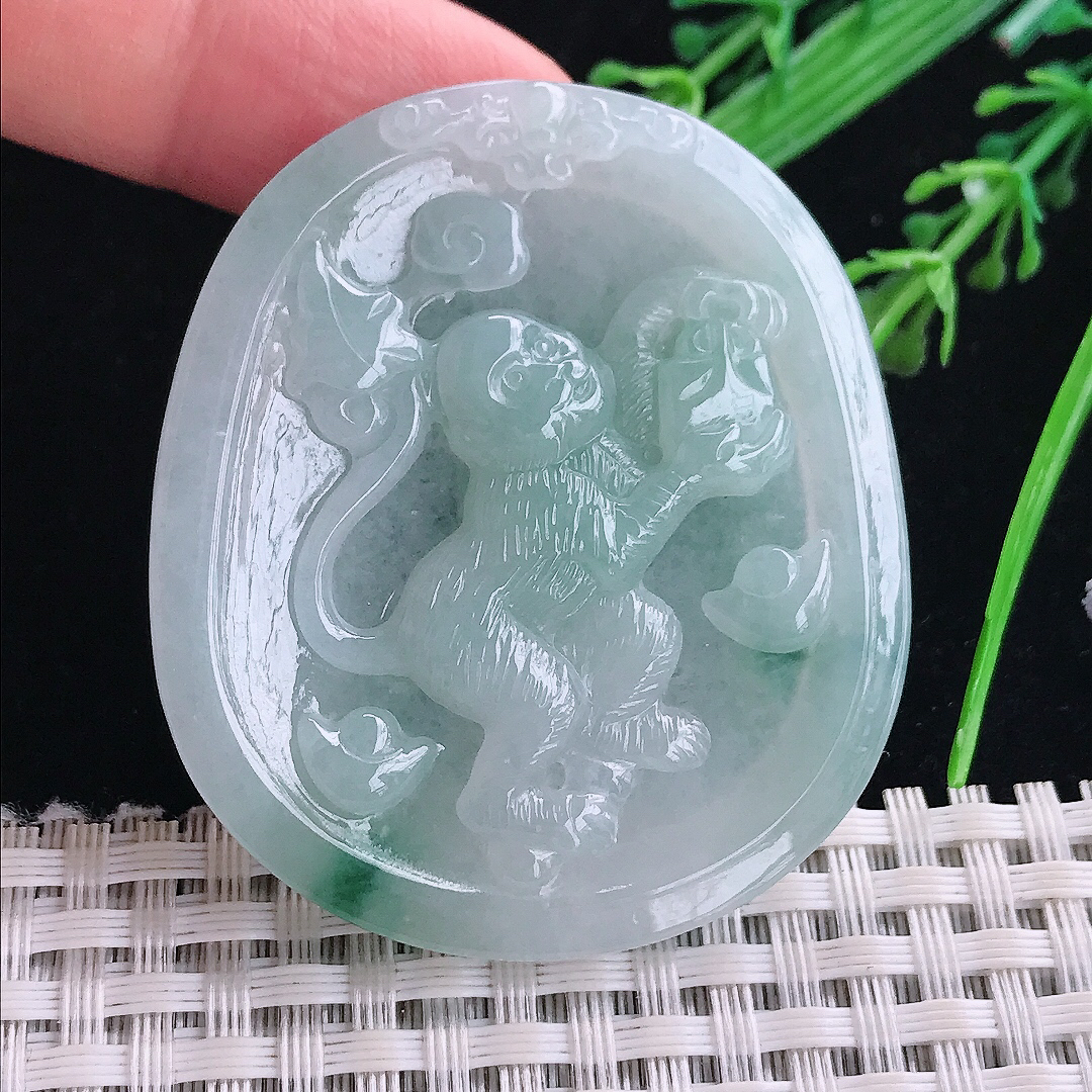实拍A货翡翠51.3/44.8/5.8老坑冰润起胶飘花生肖猴吊坠翡翠玉牌