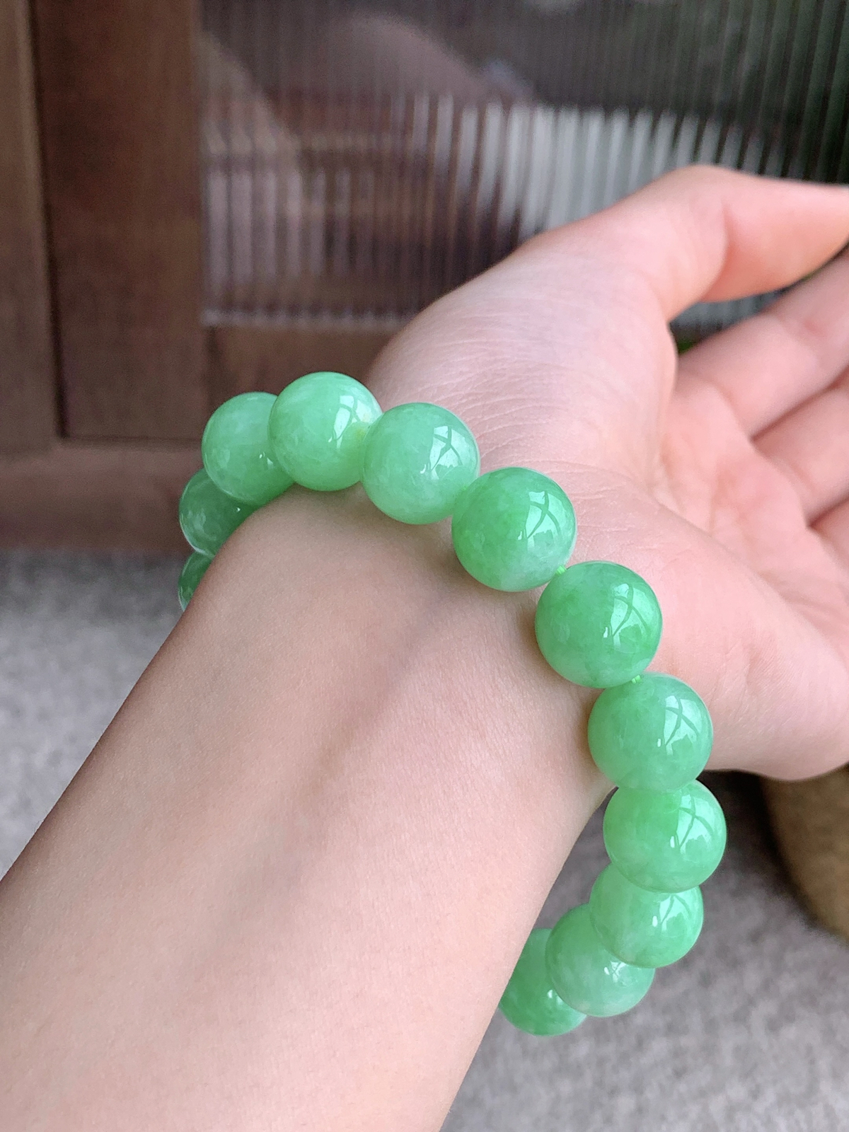 【珠子】冰甜绿手串圆珠子手串
【说明】缅料 性价比高  
【尺寸】12.2mm..