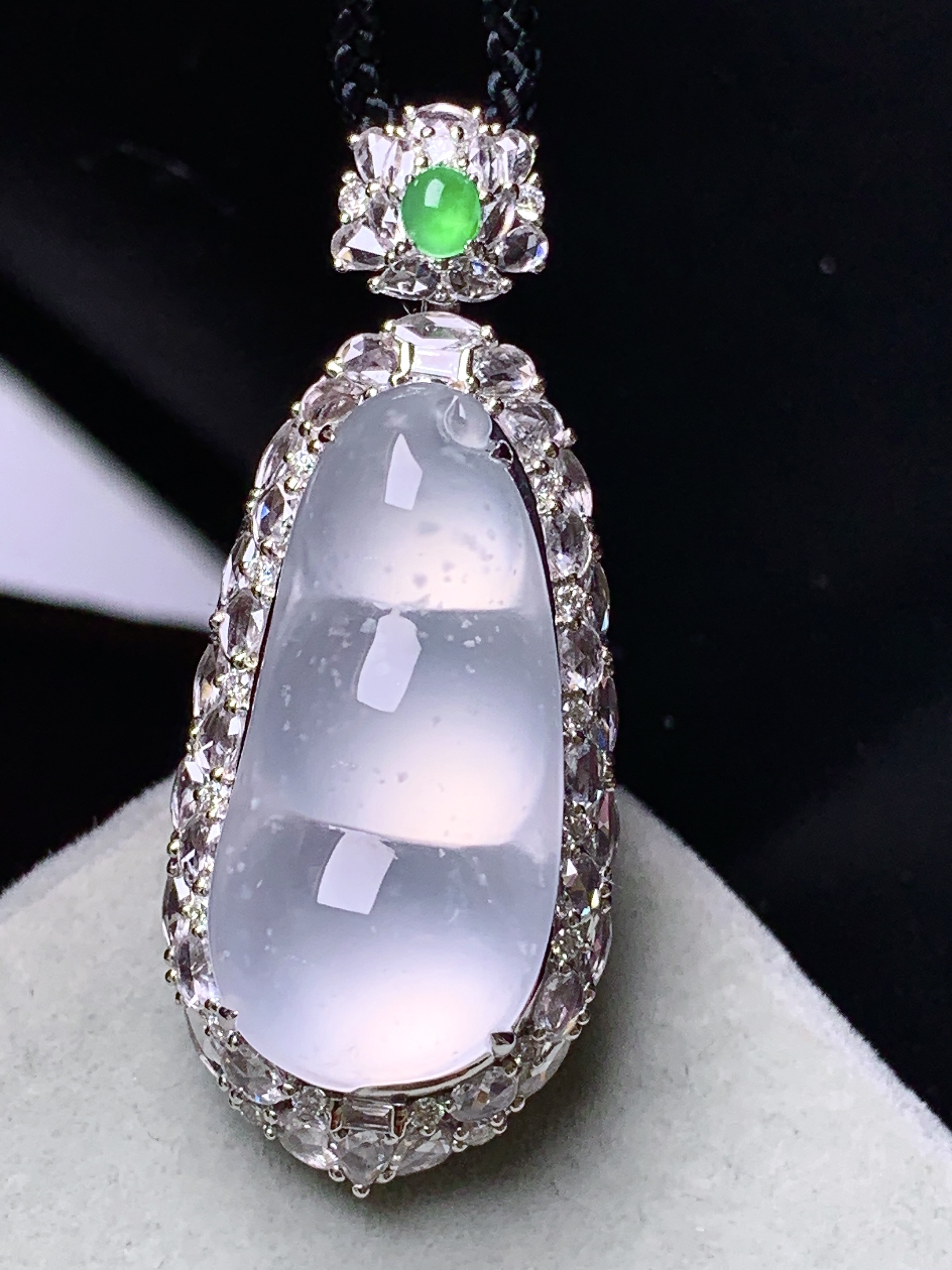 18k金钻镶嵌冰种四季豆吊坠 玉质细腻 色泽艳丽清新 水润亮眼 整体尺寸42.2*17.3*14.5b12