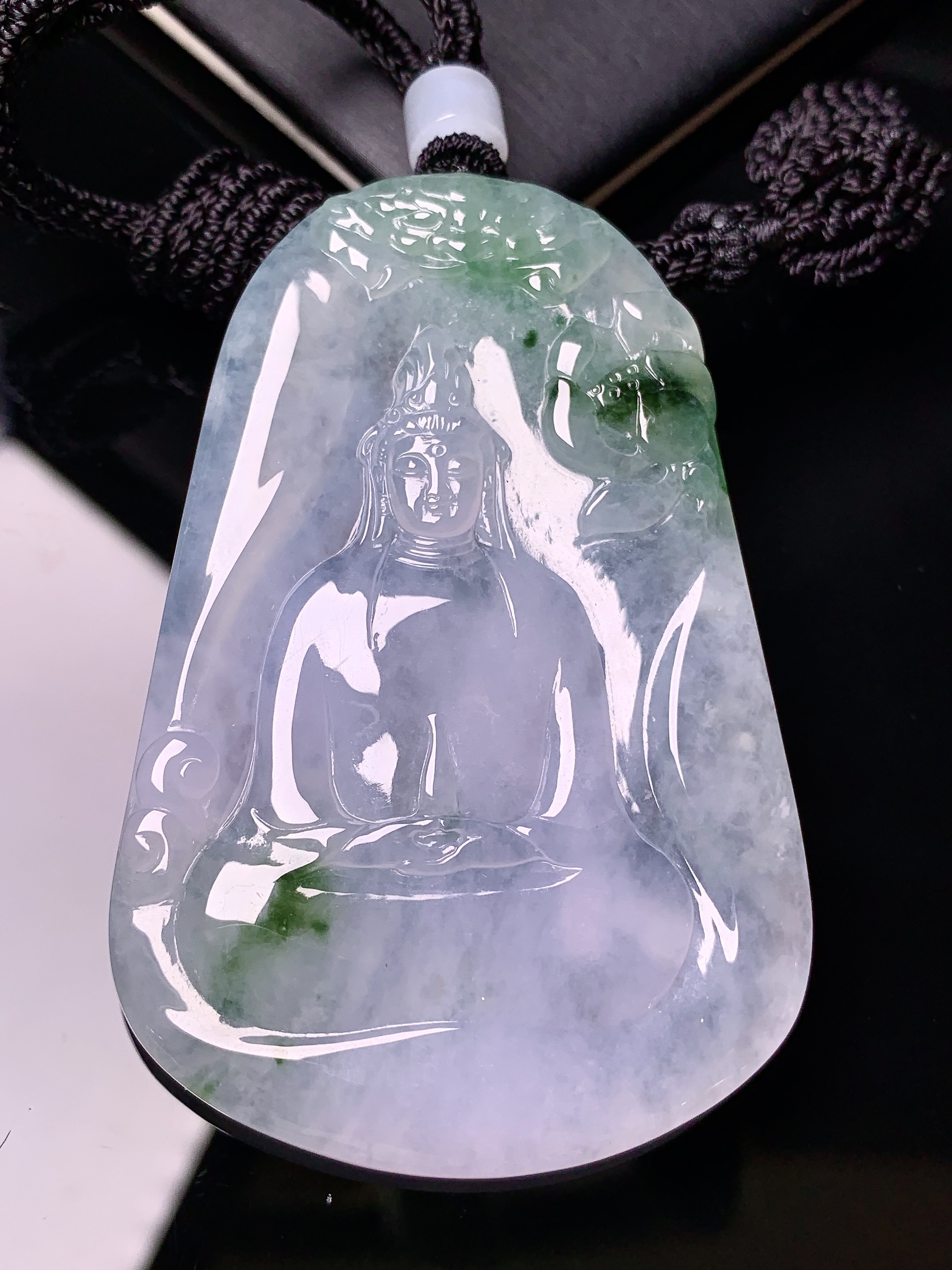 冰种飘绿观音菩萨吊坠 玉质细腻 色泽艳丽清新 水润亮眼 整体尺寸L1