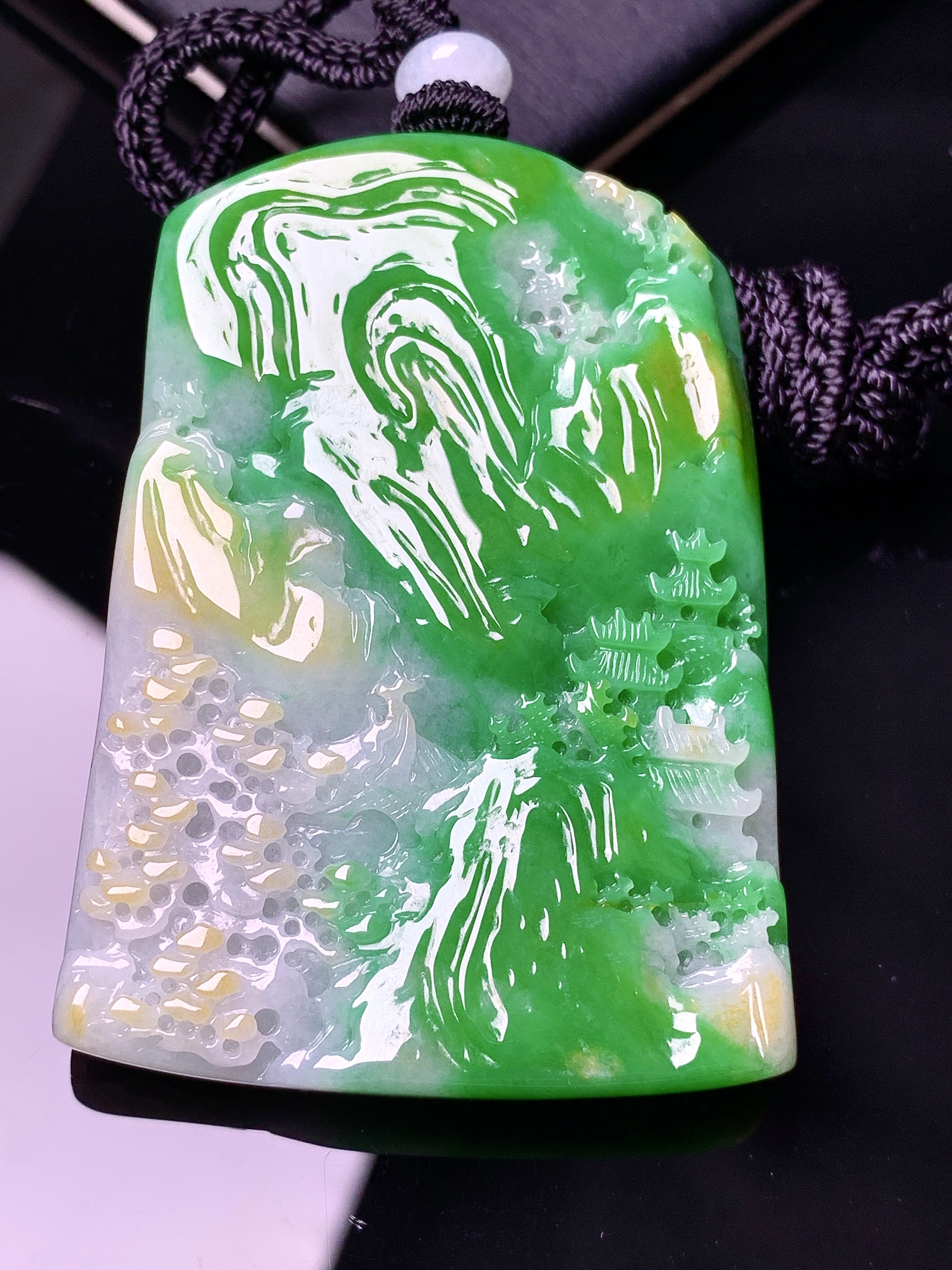 飘黄绿翡山水吊坠 玉质细腻 色泽艳丽清新 水润亮眼 整体尺寸54.5*38.5*7.2w1