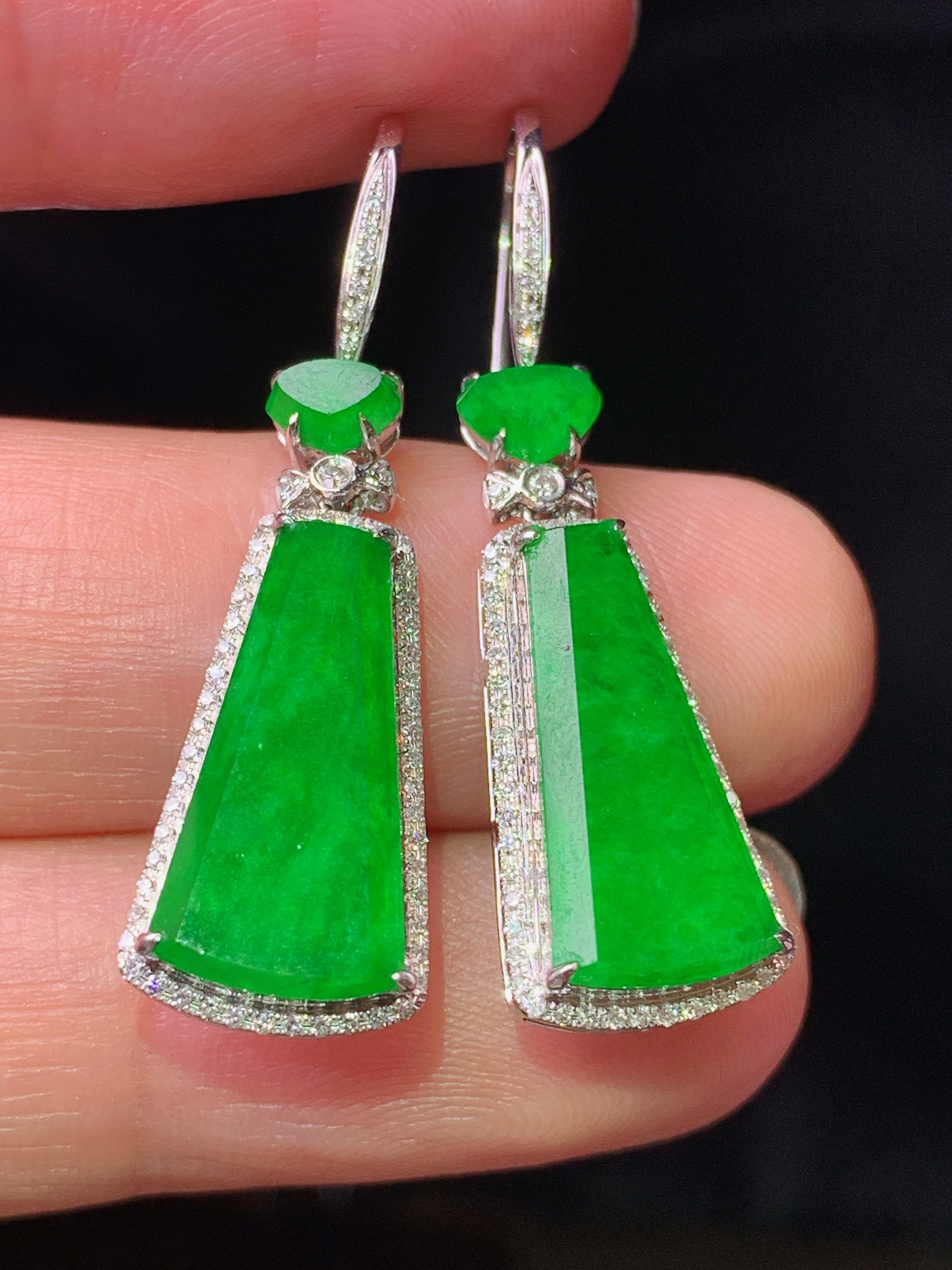 18k金钻镶嵌满绿无事牌耳坠 玉质细腻 色泽艳丽清新 水润亮眼 整体尺寸34*10*4.8h1