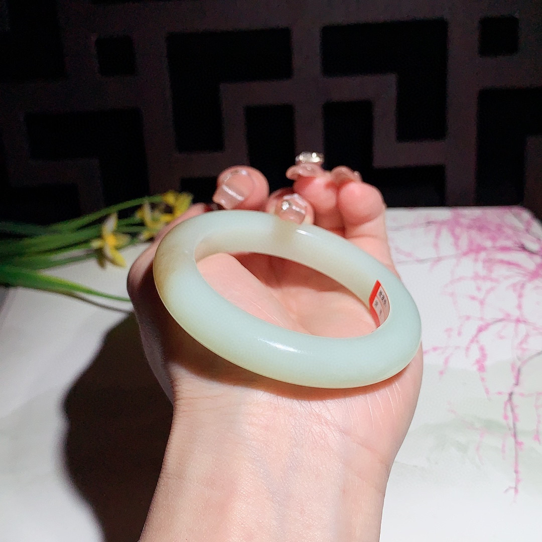 和田玉52圈且末糖手镯！玉质细腻油润 底色纯净 无裂无棉 脂粉好，品质高。