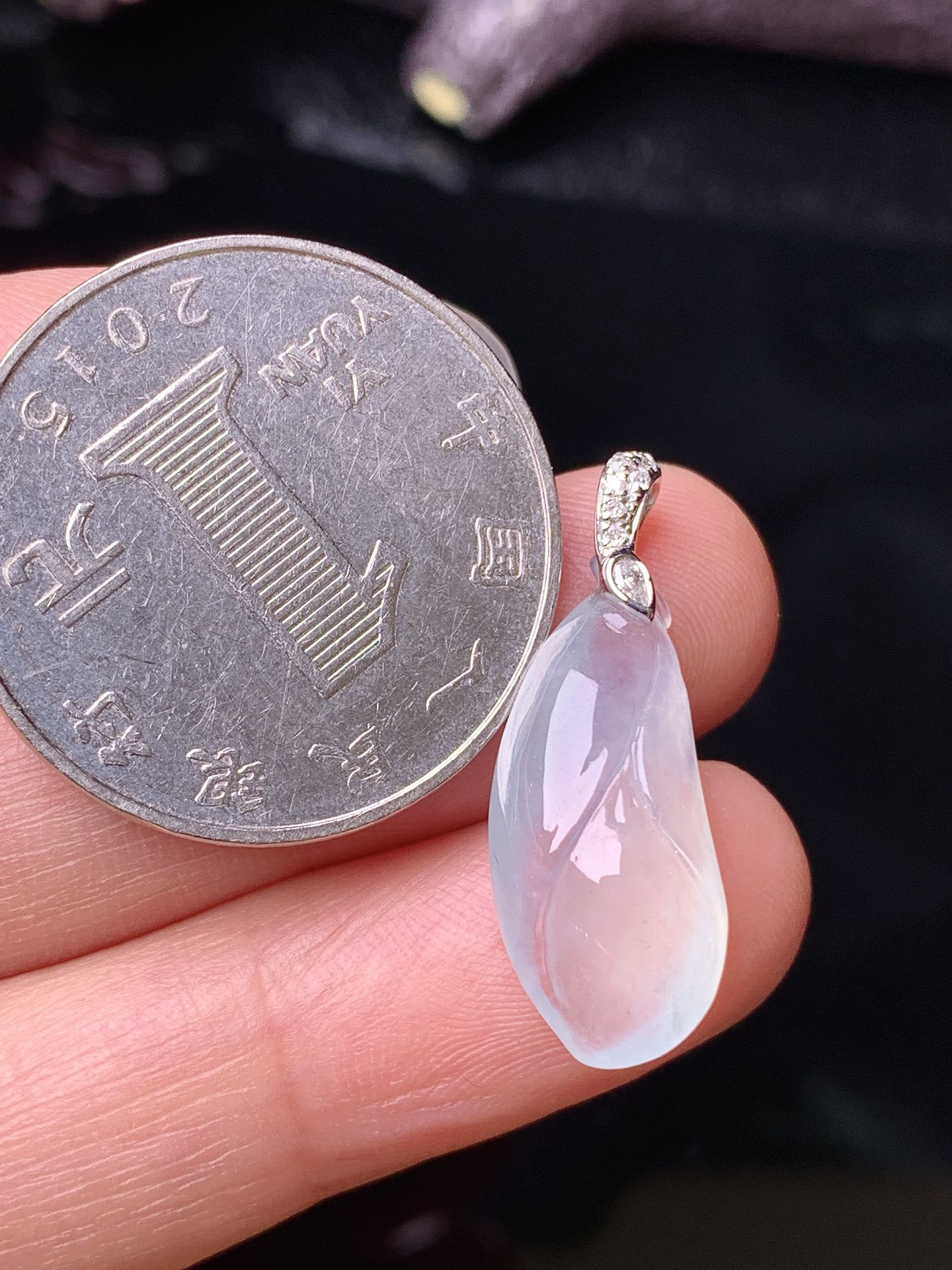 18k金钻镶嵌冰种花蕾吊坠 玉质细腻 色泽清新艳丽 整体尺寸25.5*9.2*5.7z1