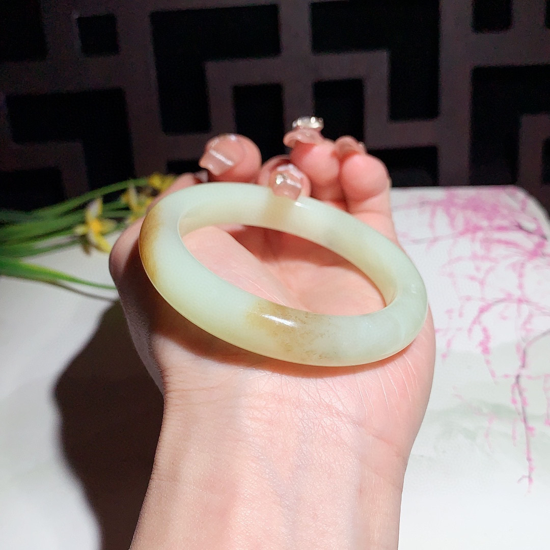 和田玉52.5圈且末糖手镯！玉质细腻油润 底色纯净 脂粉好，品质高。