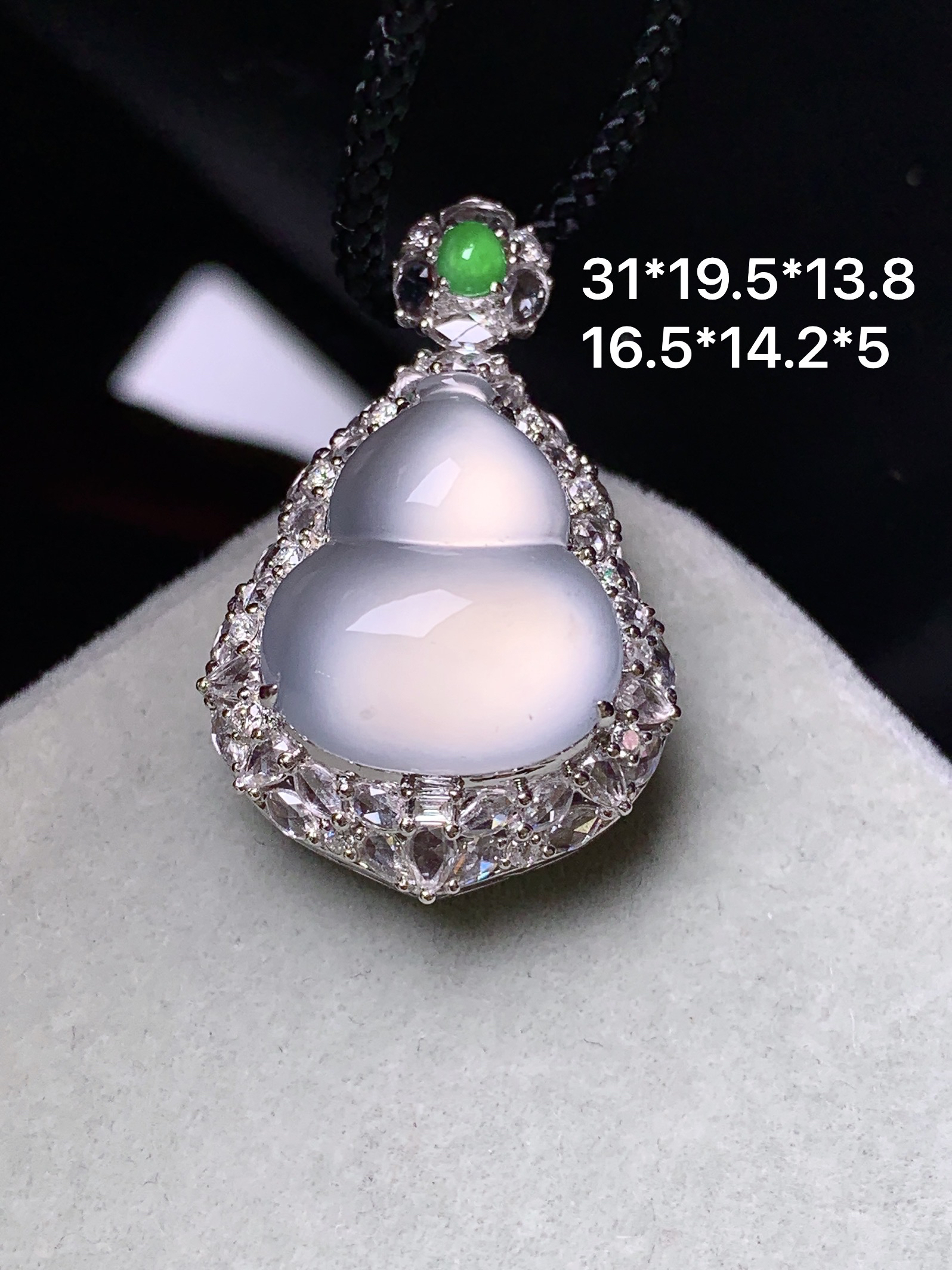 18k金钻镶嵌冰种葫芦吊坠 玉质细腻 色泽艳丽清新 水润亮眼 整体尺寸31*19.5*13.8b12