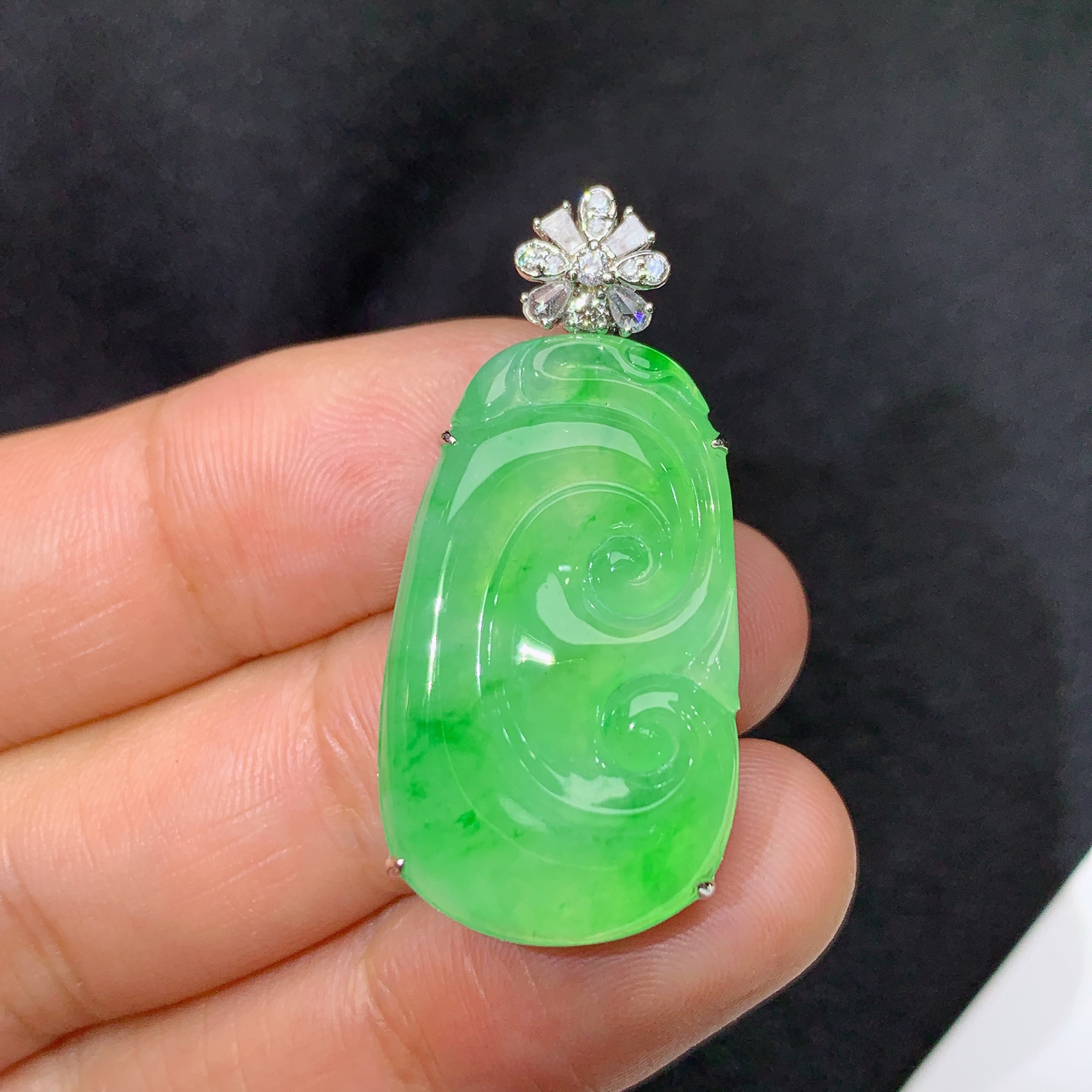 冰阳绿如意吊坠，18k金镶嵌，冰润色阳，玉质细腻，种水足，Ff 尺寸34.4*16.5*6.6