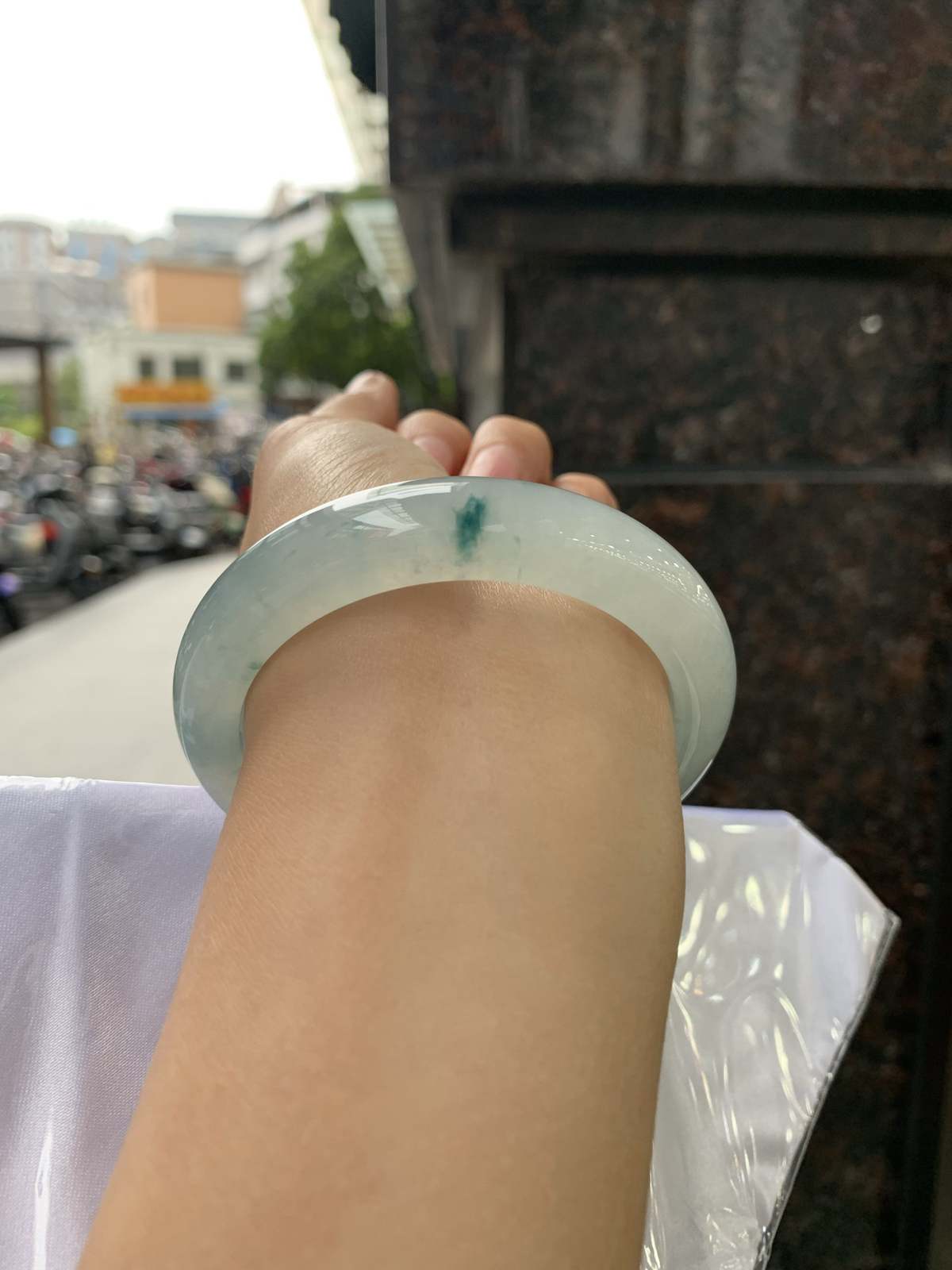 冰飘蓝花正圈，无暇
底妆冰润细腻，冰底中开出朵朵兰花，飘逸灵动，勾勒出一副唯美诗意的山水意境画，古典优雅又大气