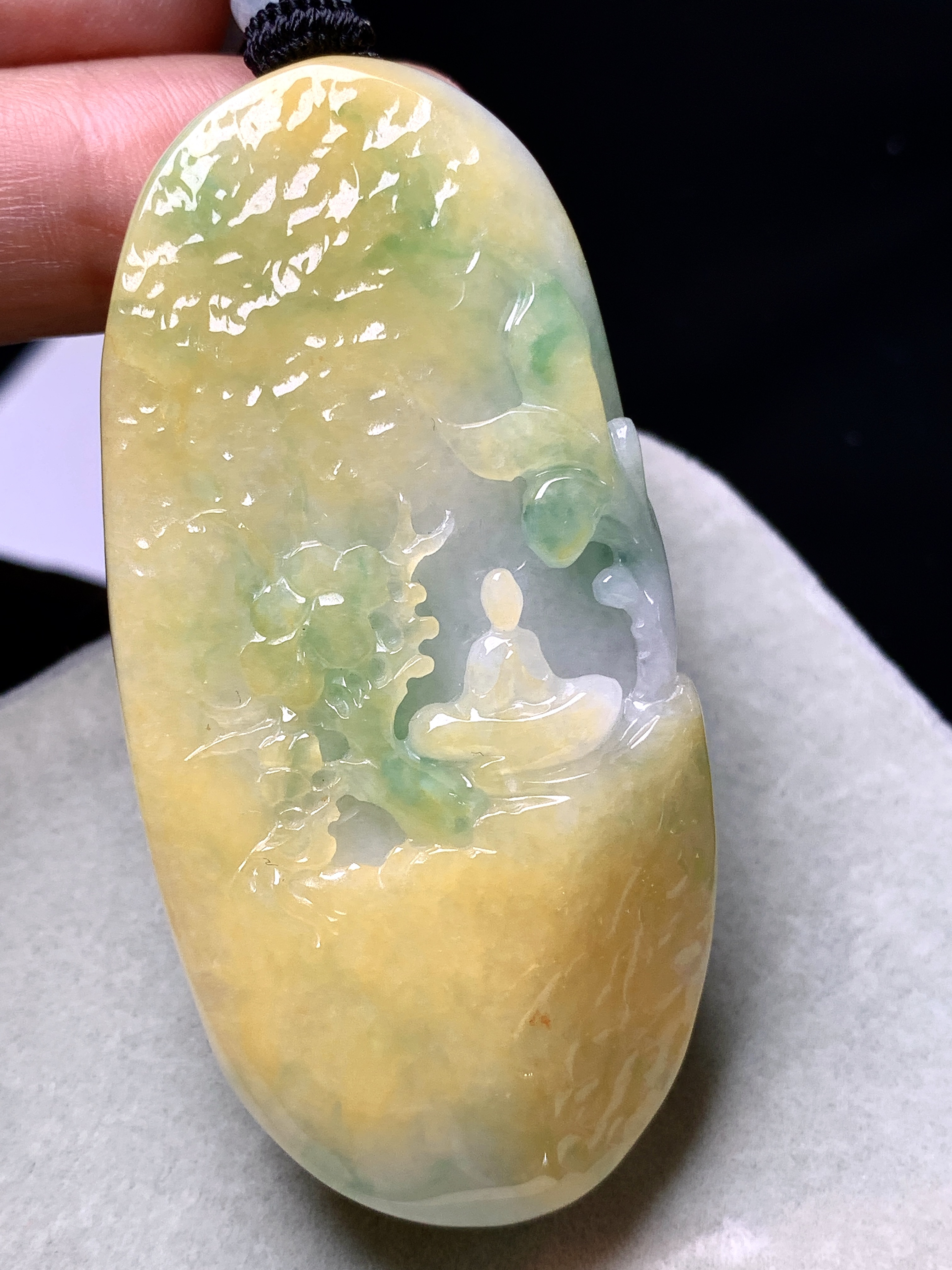 黄翡飘绿悟道吊坠 玉质细腻 色泽艳丽清新 水润亮眼 整体尺寸61.6*29.8*11.8w1