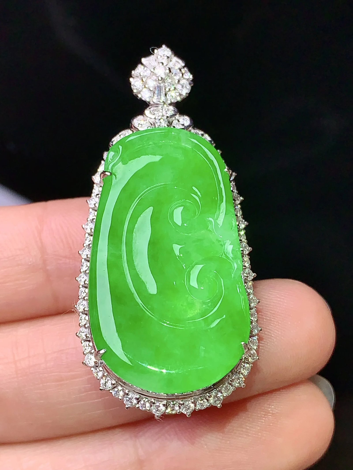 18k金钻镶嵌翠绿如意吊坠 玉质细腻 水润亮眼 色泽艳丽 整体尺寸44.8*20.8*11