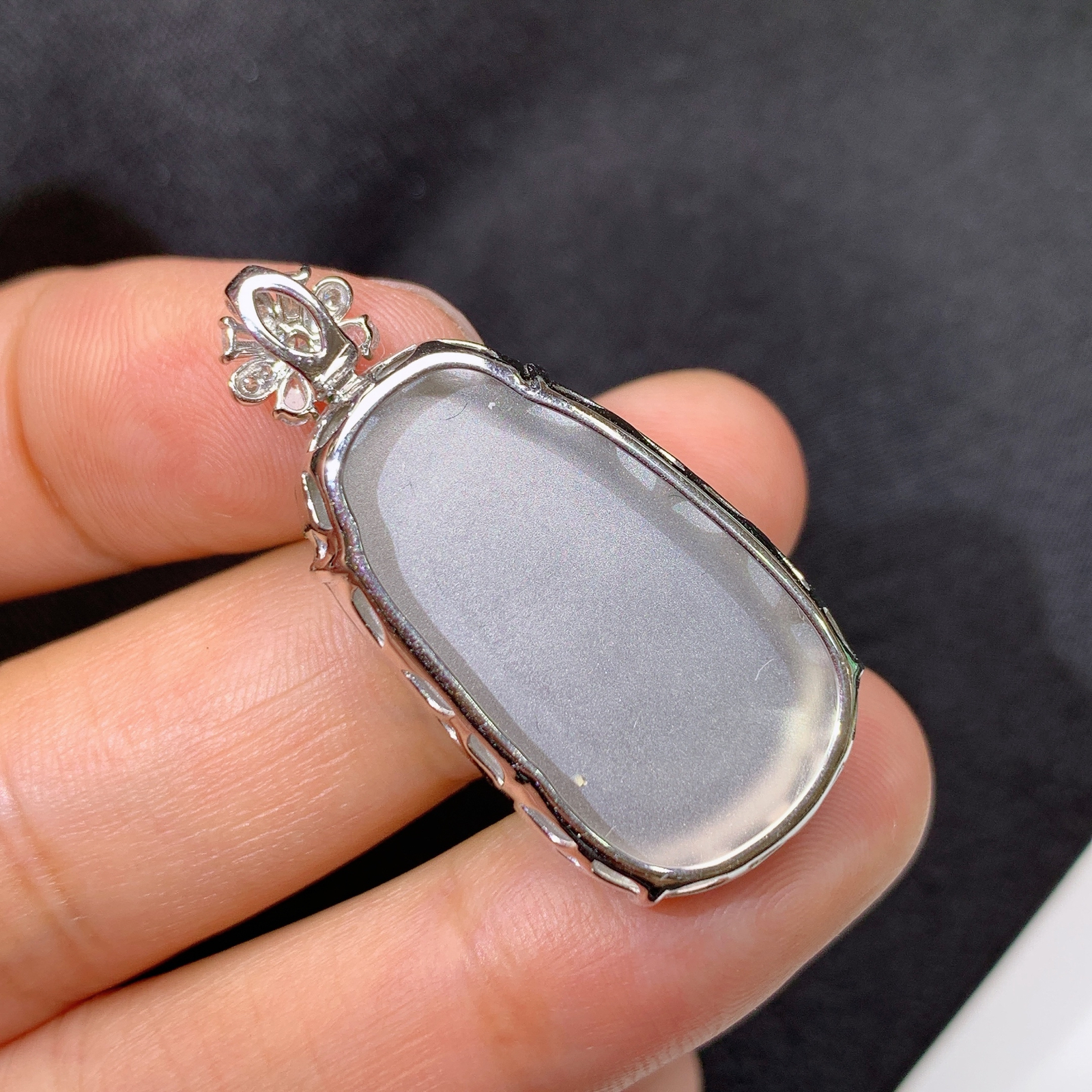 冰阳绿如意吊坠，18k金镶嵌，冰润色阳，玉质细腻，种水足，Ff 尺寸34.4*16.5*6.6