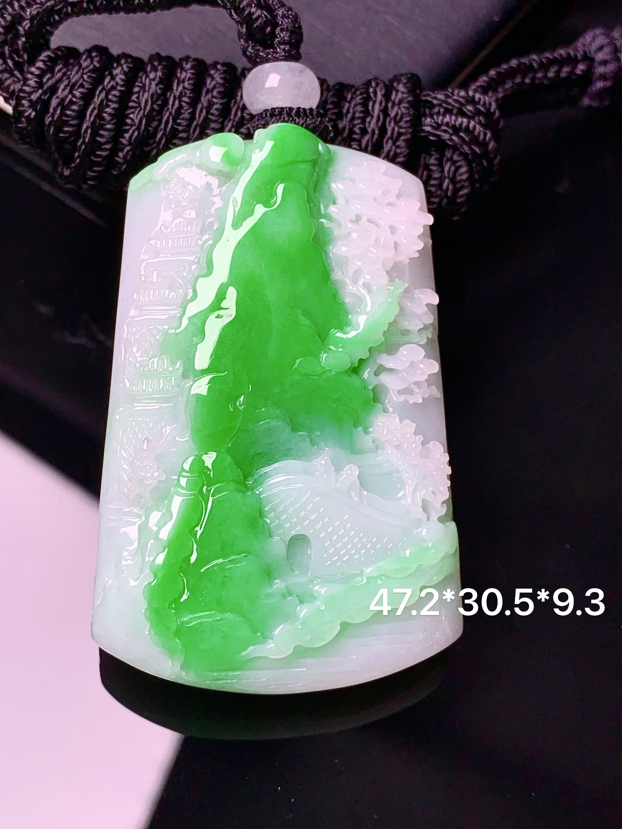 飘绿山水吊坠 玉质细腻 色泽艳丽清新 水润亮眼 整体尺寸47.2*30.5*9.3w1
