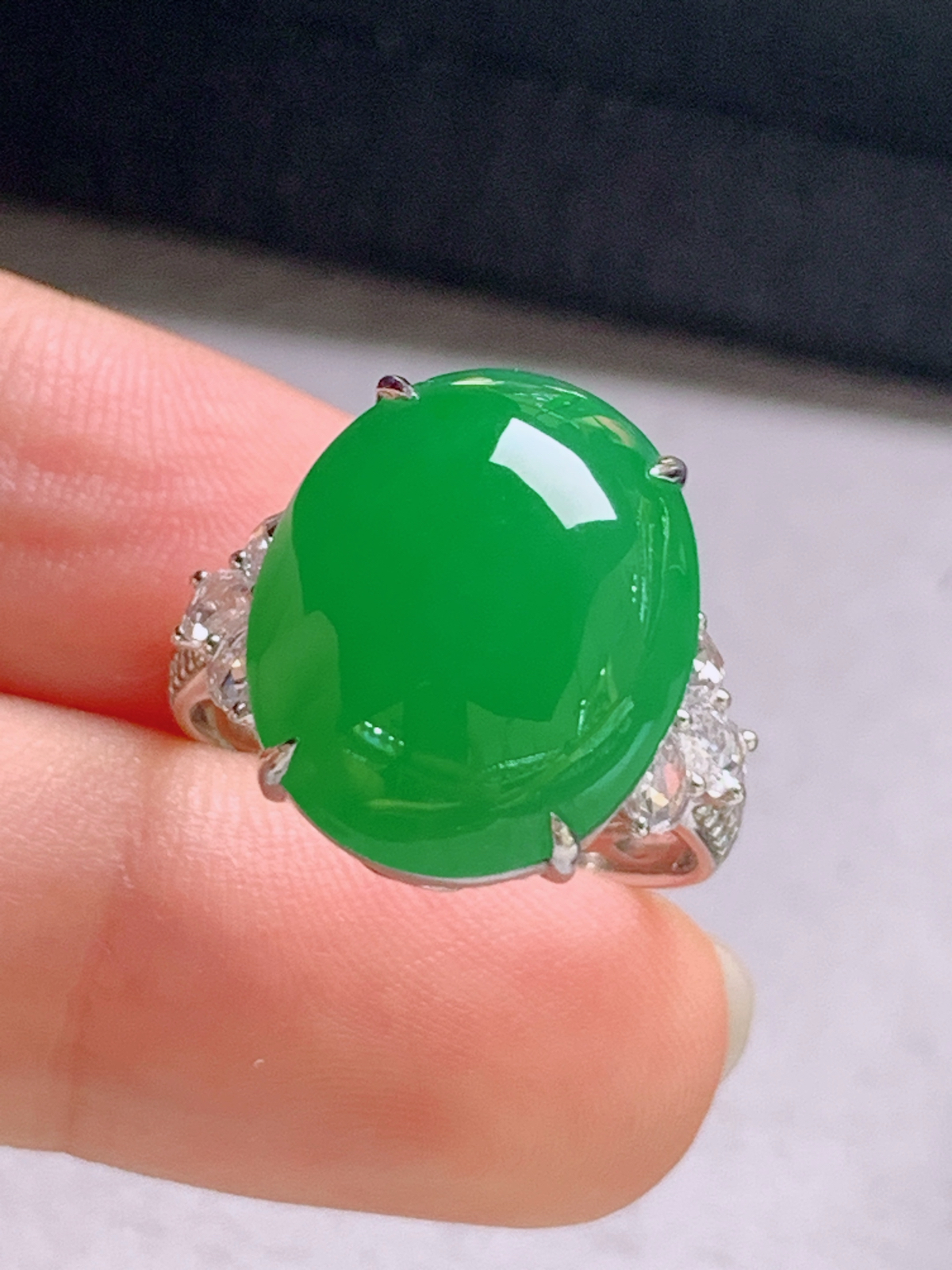 ️  冰阳绿旦面戒指，色阳饱满
裸石15.9-13.4-6.4
圈口14