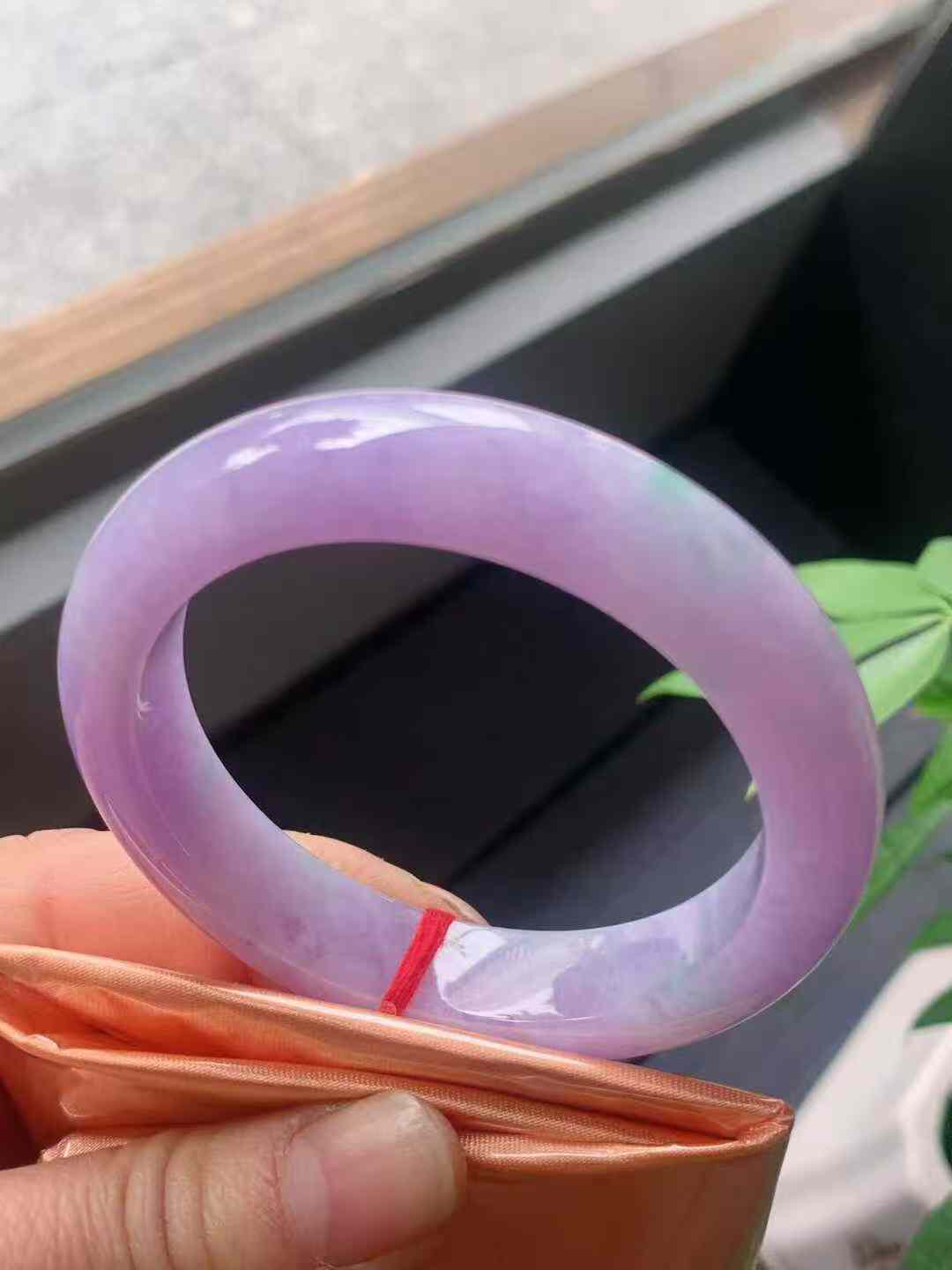 【翡翠名称】老坑种紫罗兰52.2正圈口手镯
【翡翠尺寸】52.2/12.2/8.9mm适合51-53.5正圈口佩戴
【翡翠描述】宝贝种老水足，玉质细腻，色泽靓丽，性价比高，佩戴效果好！
【其它赠送】权威证书/精美挂绳盒子/支持全国复检