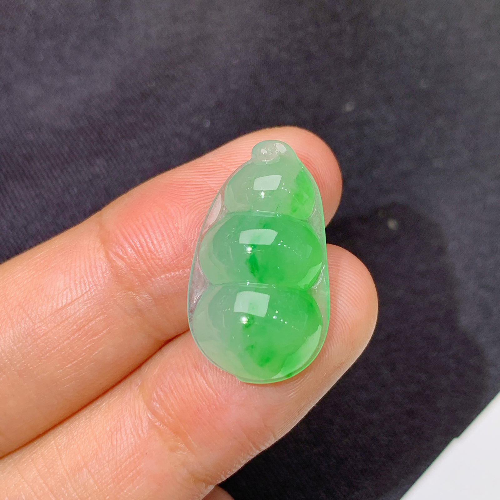 冰飘绿福豆，镶嵌佳品，冰润细腻，种水足，Fc 尺寸21.9*12.6*6.5