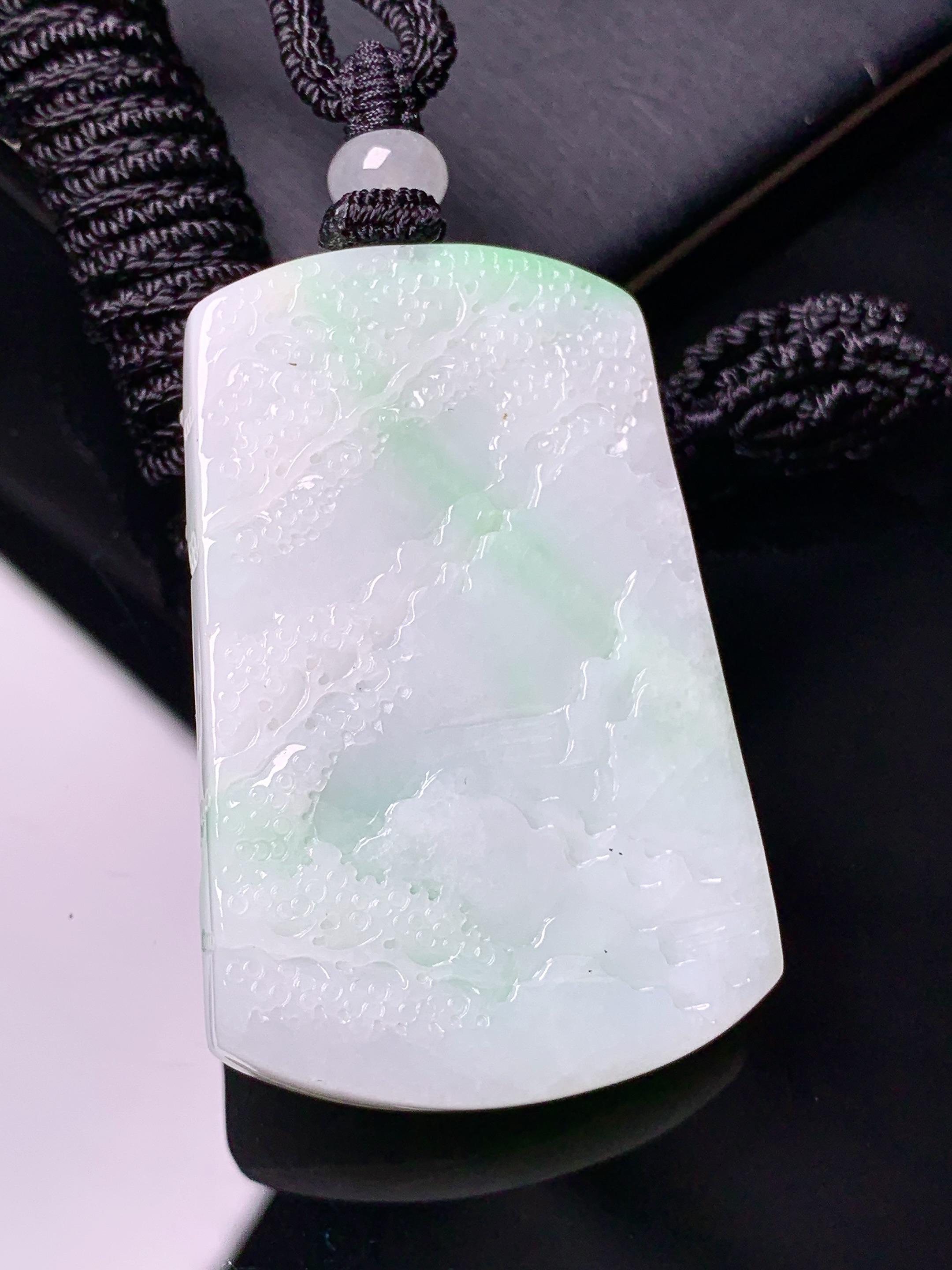 飘绿山水吊坠 玉质细腻 色泽艳丽清新 水润亮眼 整体尺寸47.2*30.5*9.3w1