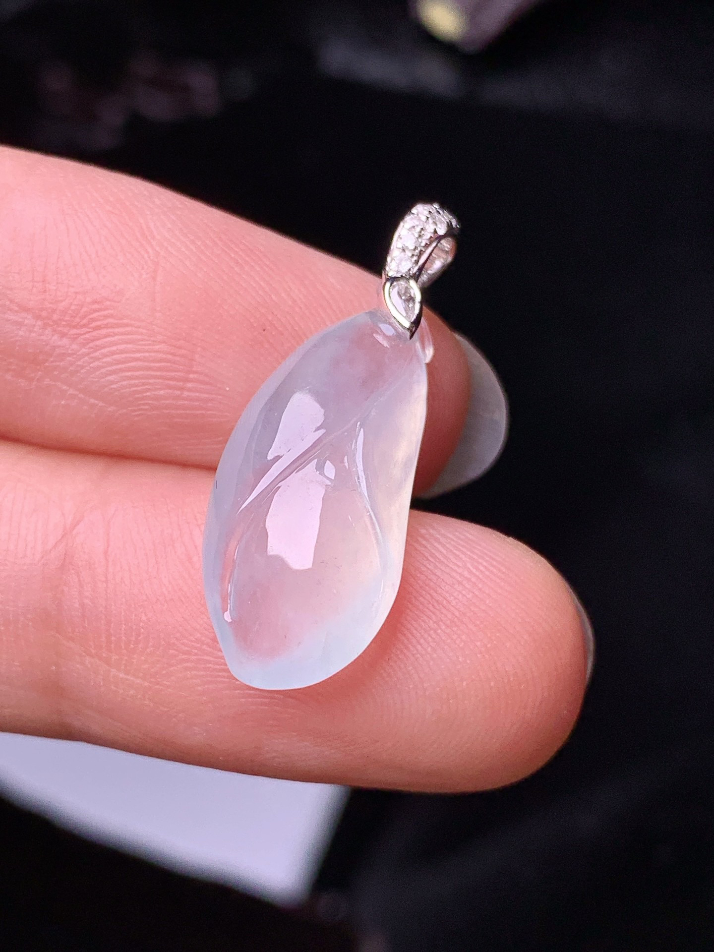 18k金钻镶嵌冰种花蕾吊坠 玉质细腻 色泽清新艳丽 整体尺寸25.5*9.2*5.7z1