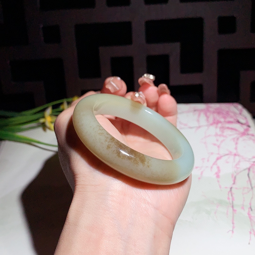 和田玉53.5圈且末糖手镯！玉质细腻油润 底色纯净 无裂无杂 脂粉好，品质高。