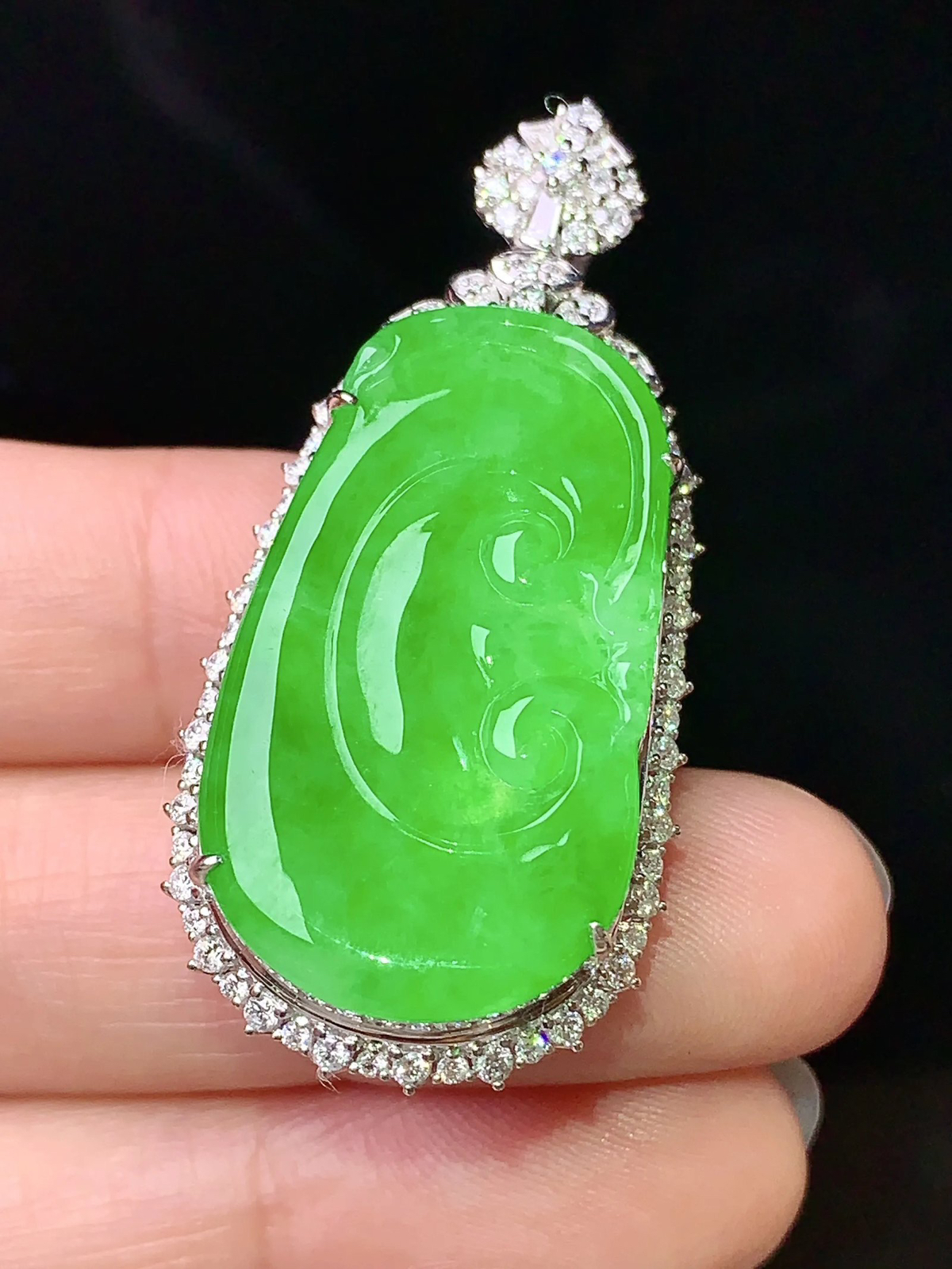 18k金钻镶嵌翠绿如意吊坠 玉质细腻 水润亮眼 色泽艳丽 整体尺寸44.8*20.8*11