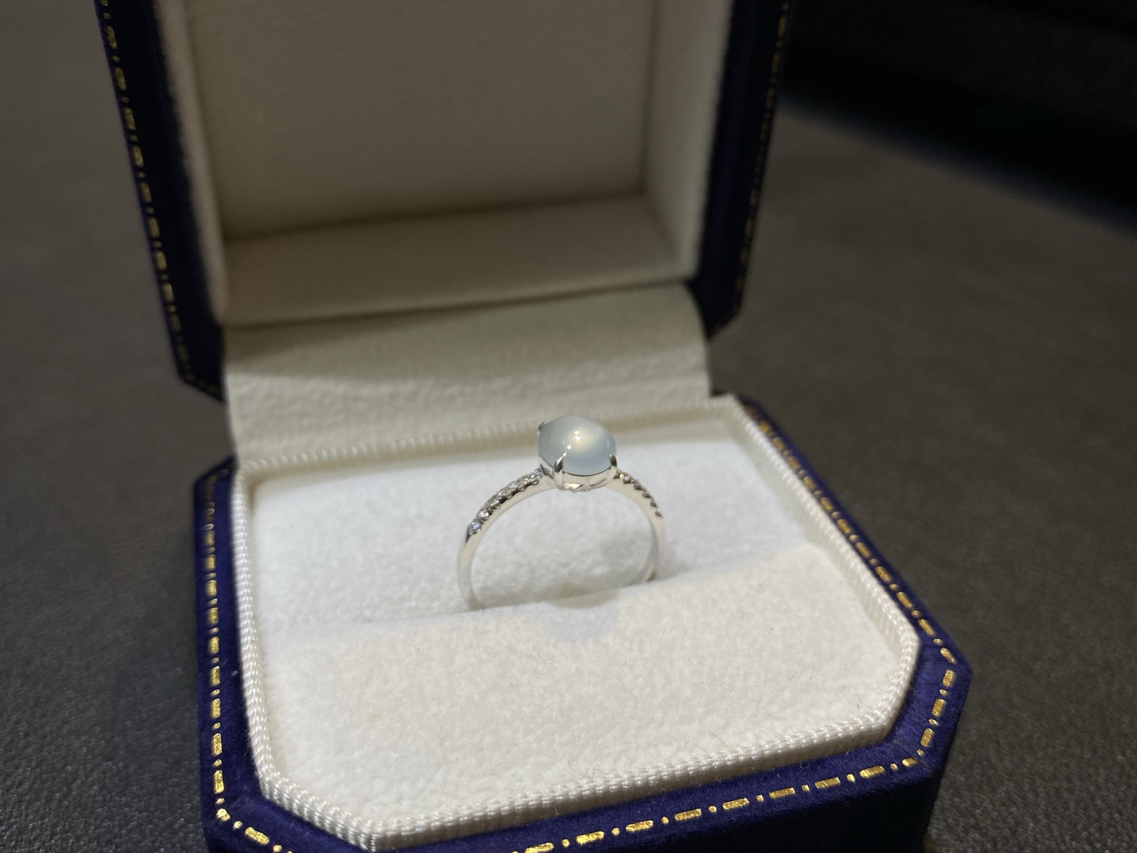 18Ｋ简镶蛋面戒指

裸石7.5/6.7/3.6