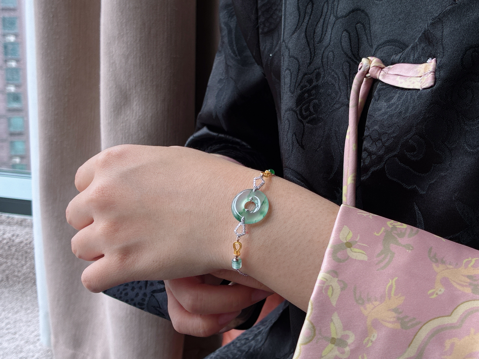 【镶嵌】高冰飘花甜甜圈手链
【说明】缅料 18k金镶嵌 性价比高  
【裸石】18.2-3.4..