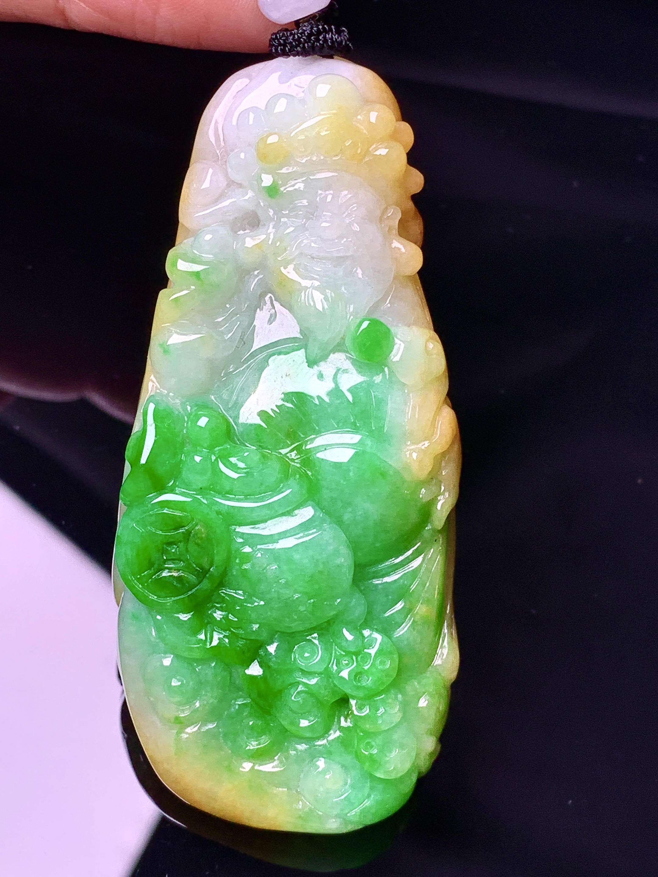 飘黄绿佛财神吊坠 玉质细腻 色泽艳丽清新 水润亮眼 整体尺寸66.5*30.2*14.2w1