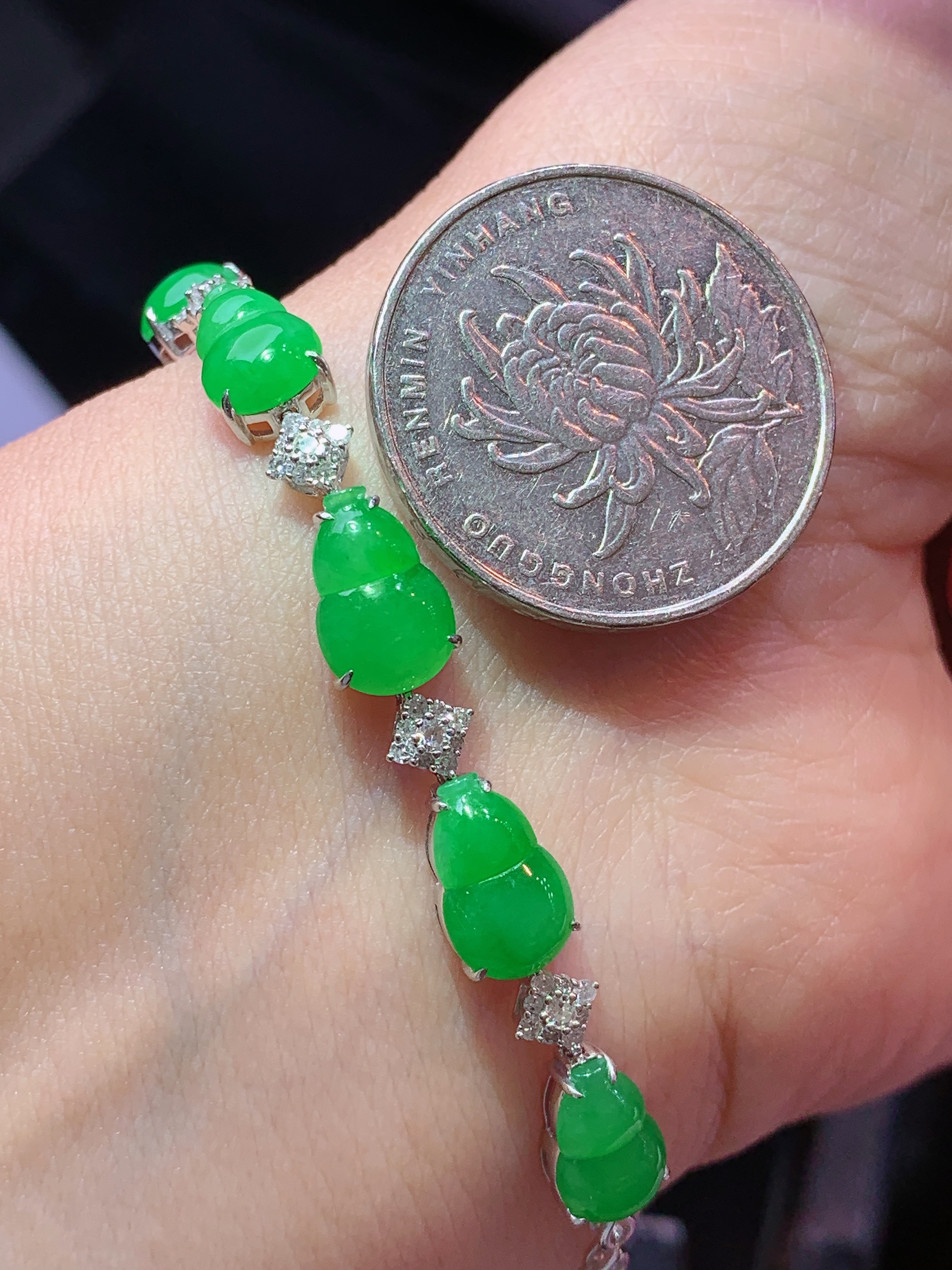 18k金钻镶嵌满绿葫芦手链 玉质细腻 色泽艳丽清新 水润亮眼 整体尺寸170*6.8*4.5h1